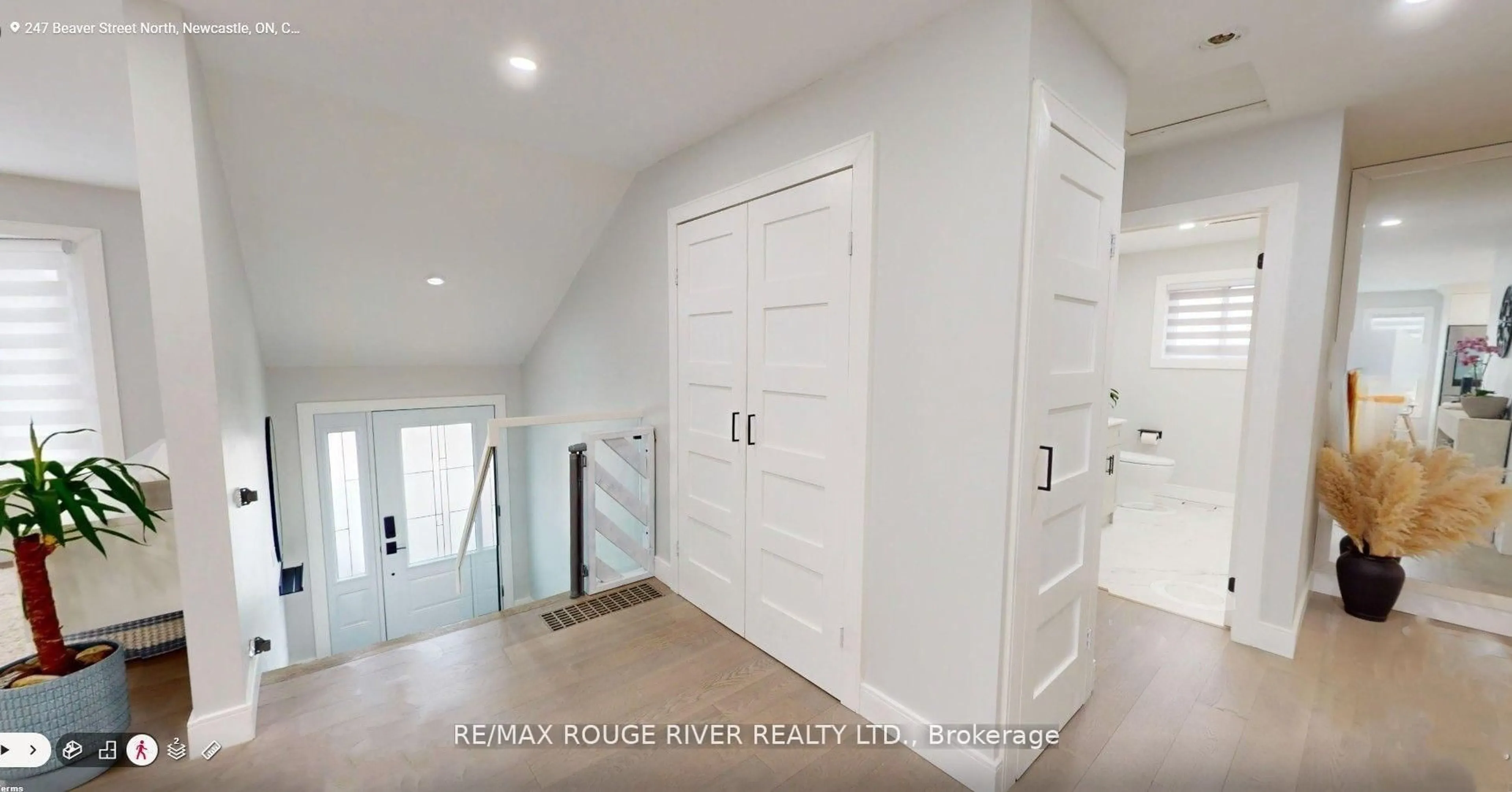 Indoor entryway for 247 Beaver St, Clarington Ontario L1B 1J3