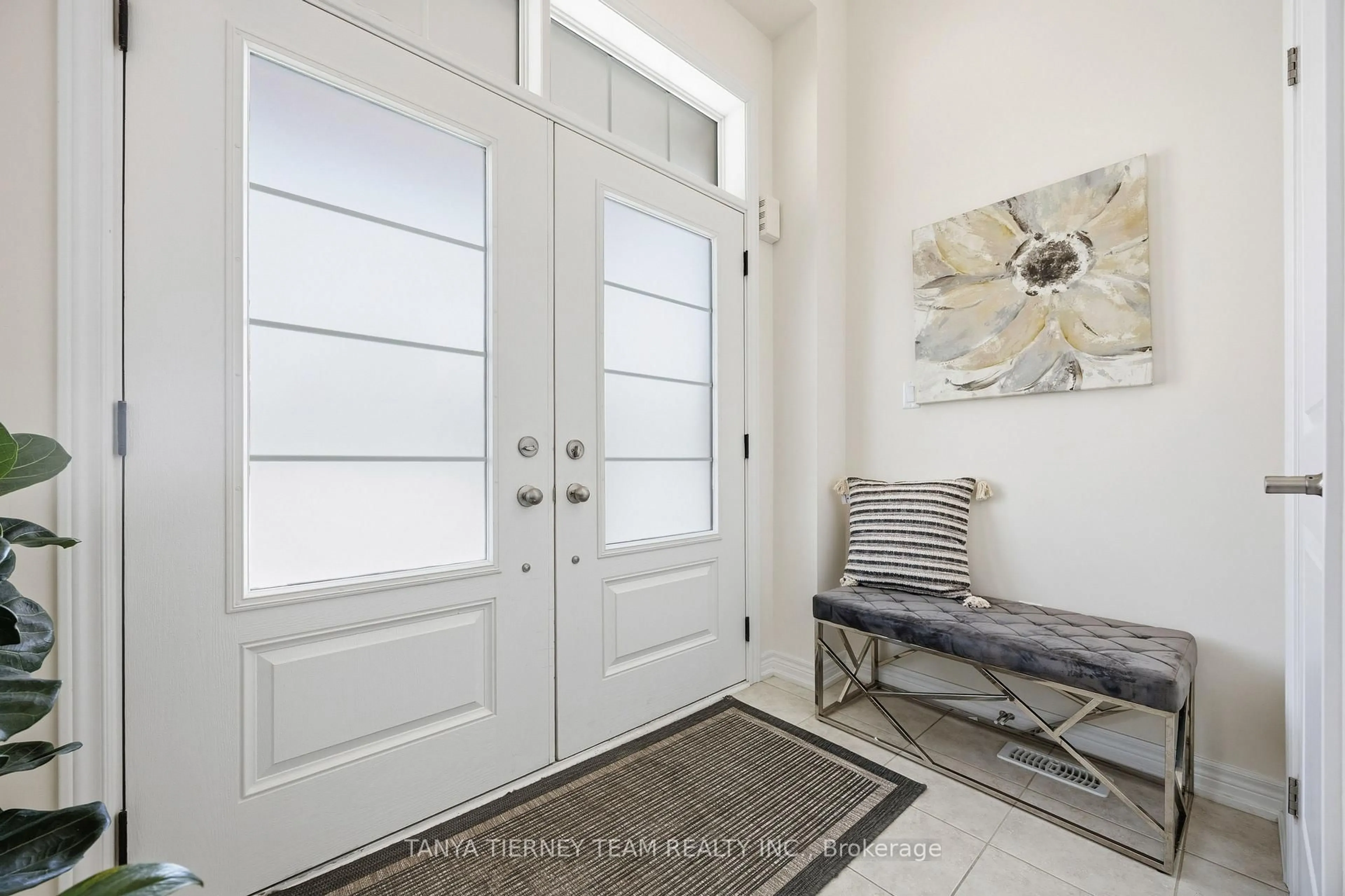 Indoor entryway for 34 Mulgrave St, Whitby Ontario L1P 0J9