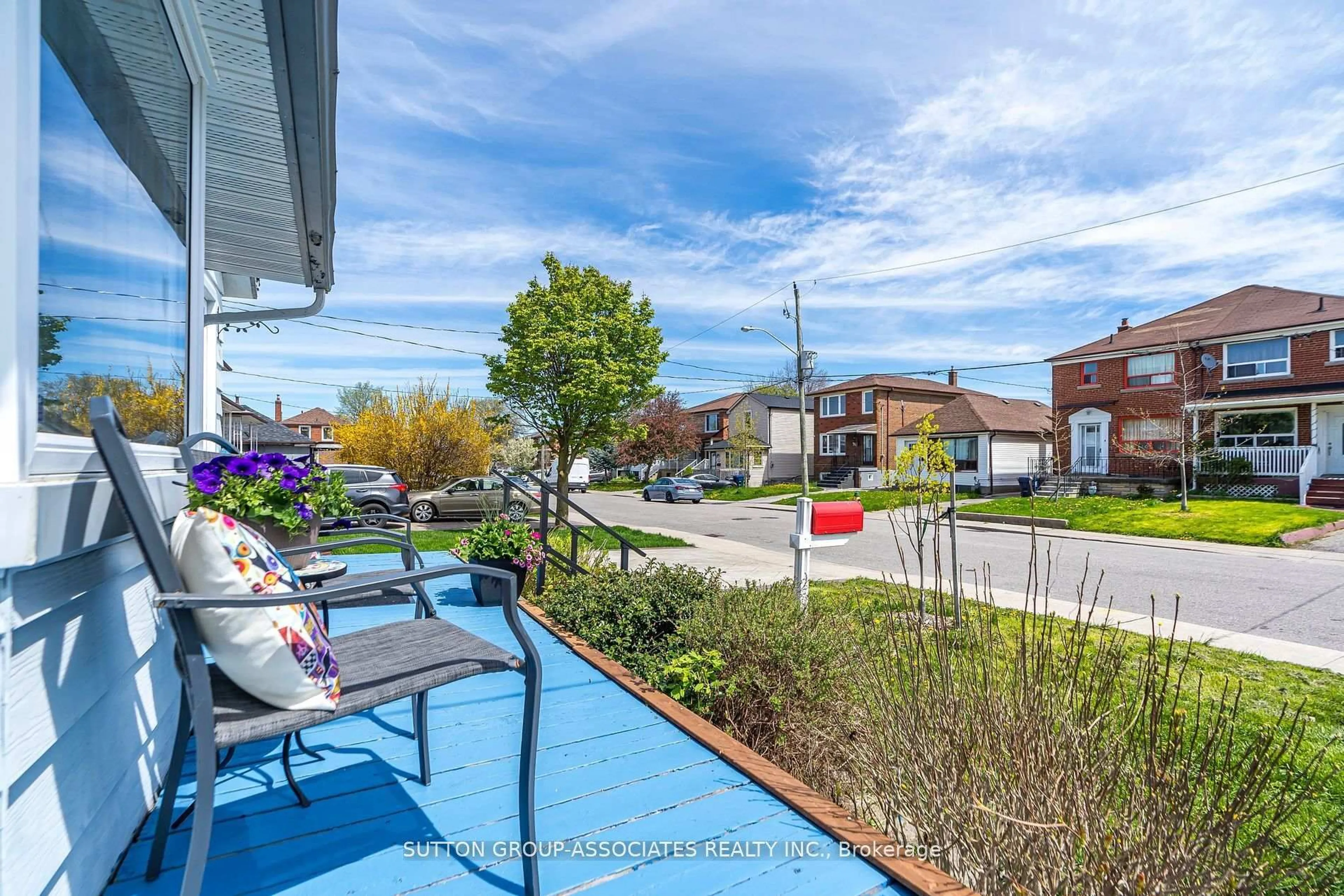 A pic from outside/outdoor area/front of a property/back of a property/a pic from drone, street for 16 North Bonnington Ave, Toronto Ontario M1K 1X2