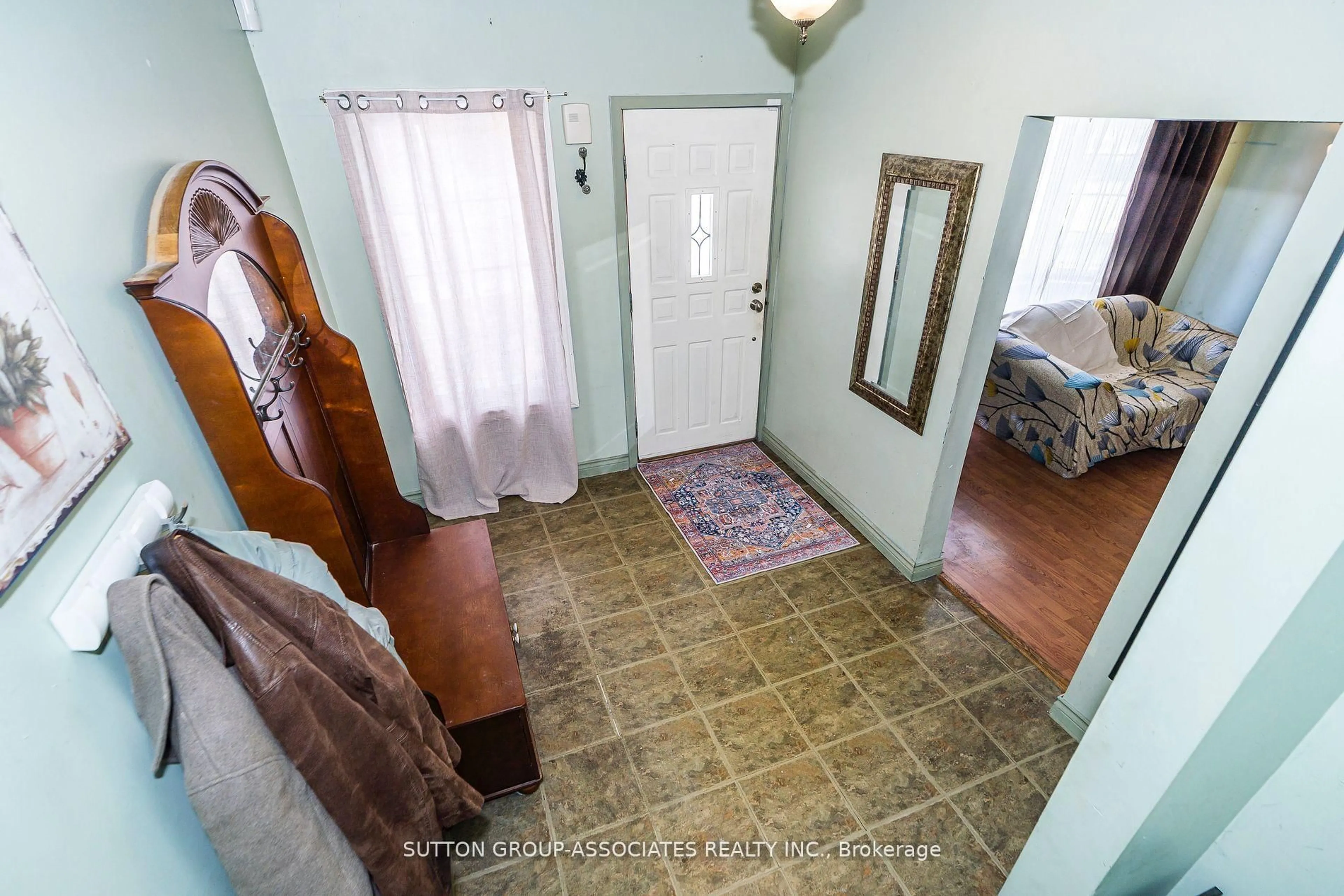 Indoor entryway for 16 North Bonnington Ave, Toronto Ontario M1K 1X2