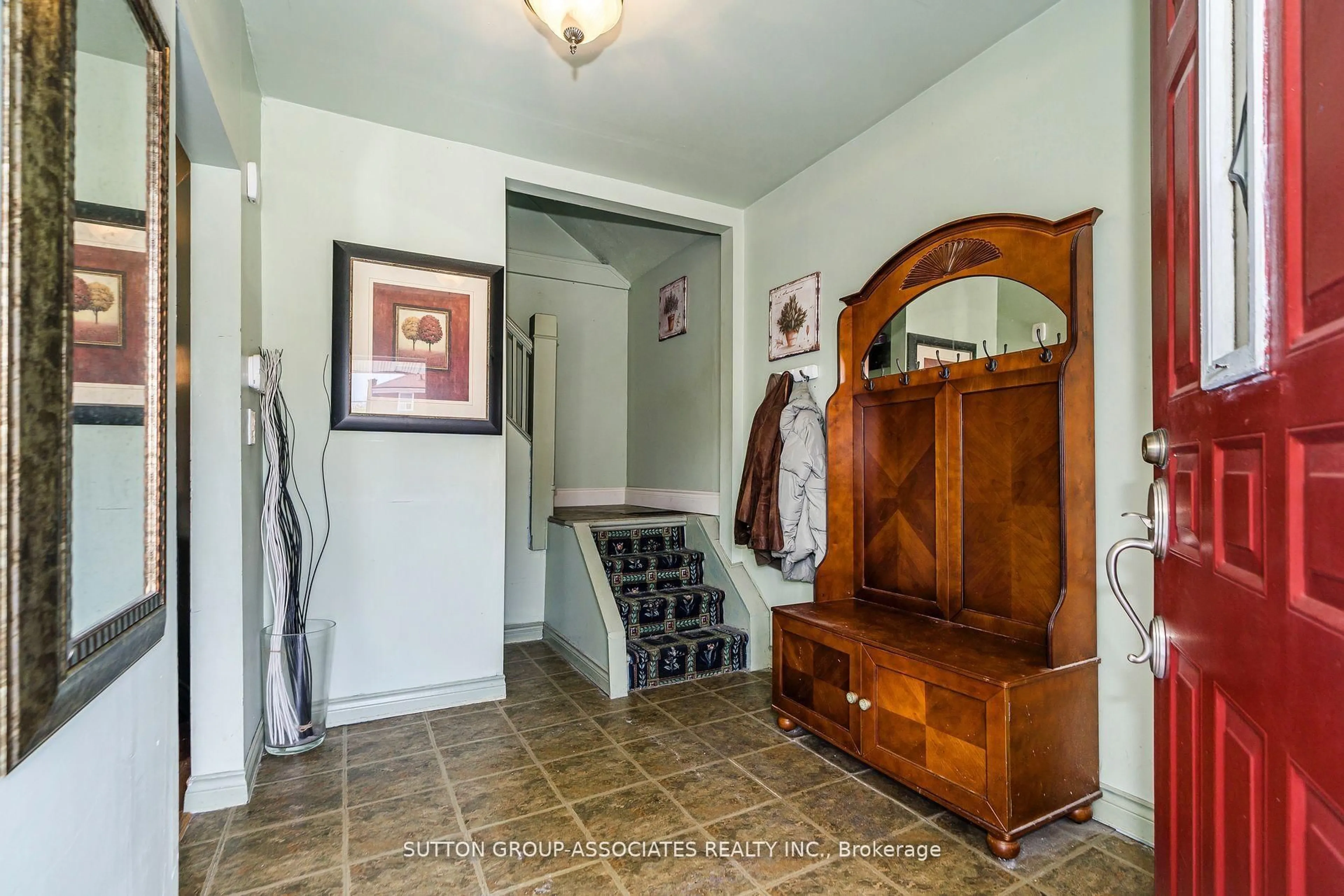 Indoor entryway for 16 North Bonnington Ave, Toronto Ontario M1K 1X2