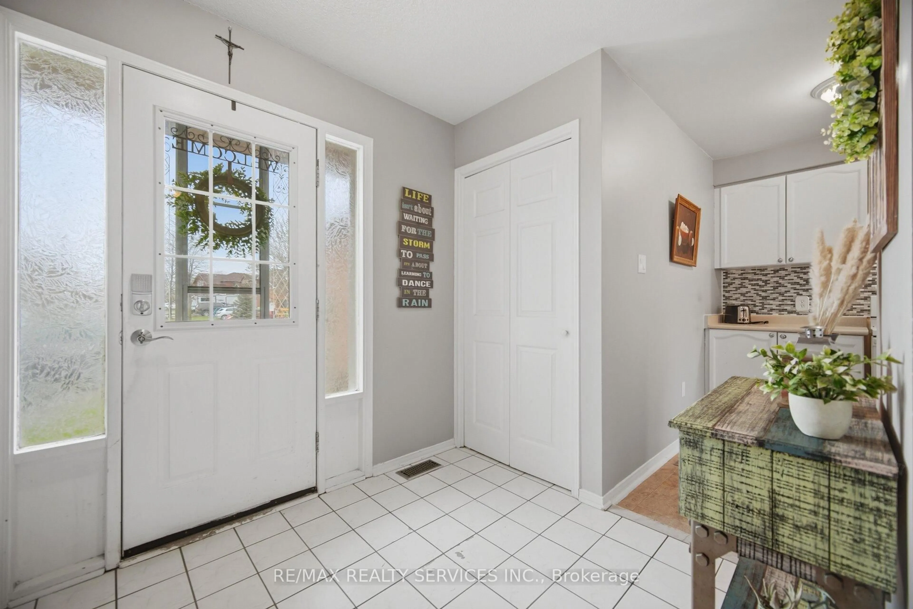 Indoor entryway for 59 Fry Cres, Clarington Ontario L1C 4Y3