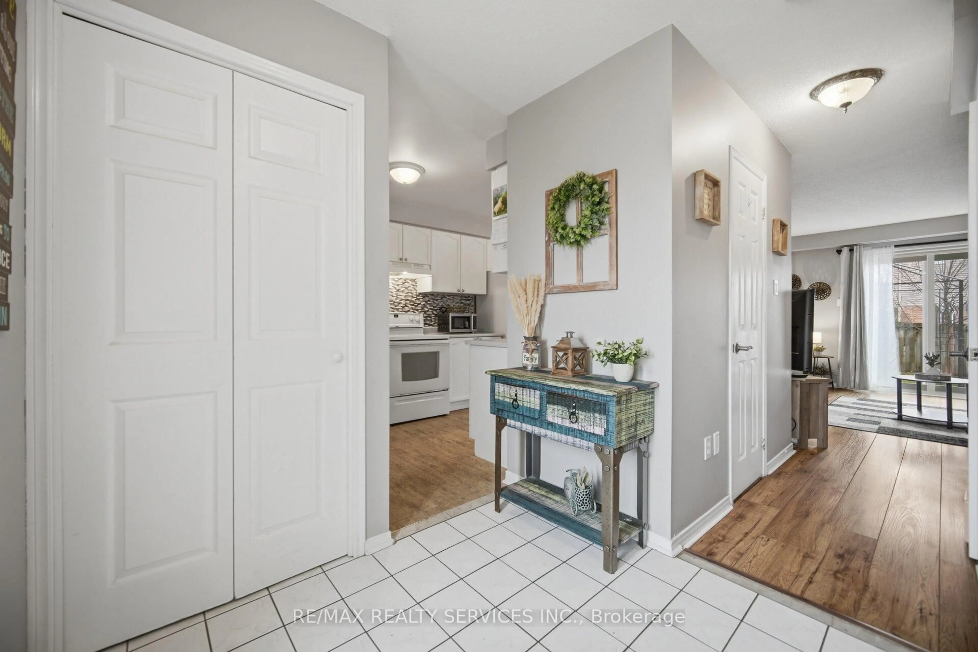 Indoor entryway for 59 Fry Cres, Clarington Ontario L1C 4Y3