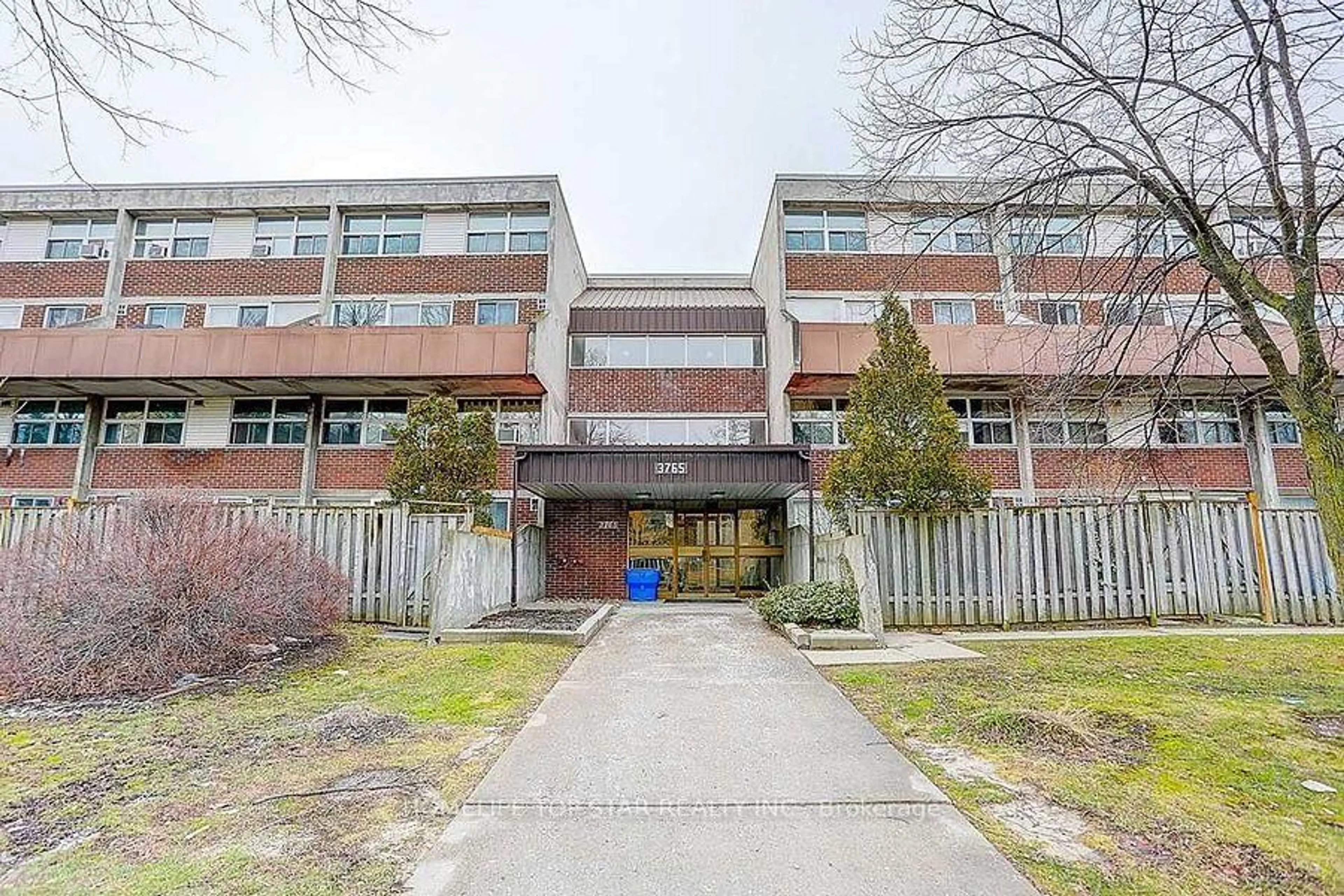 Indoor foyer for 3765 Sheppard Ave #204, Toronto Ontario M1T 3R7