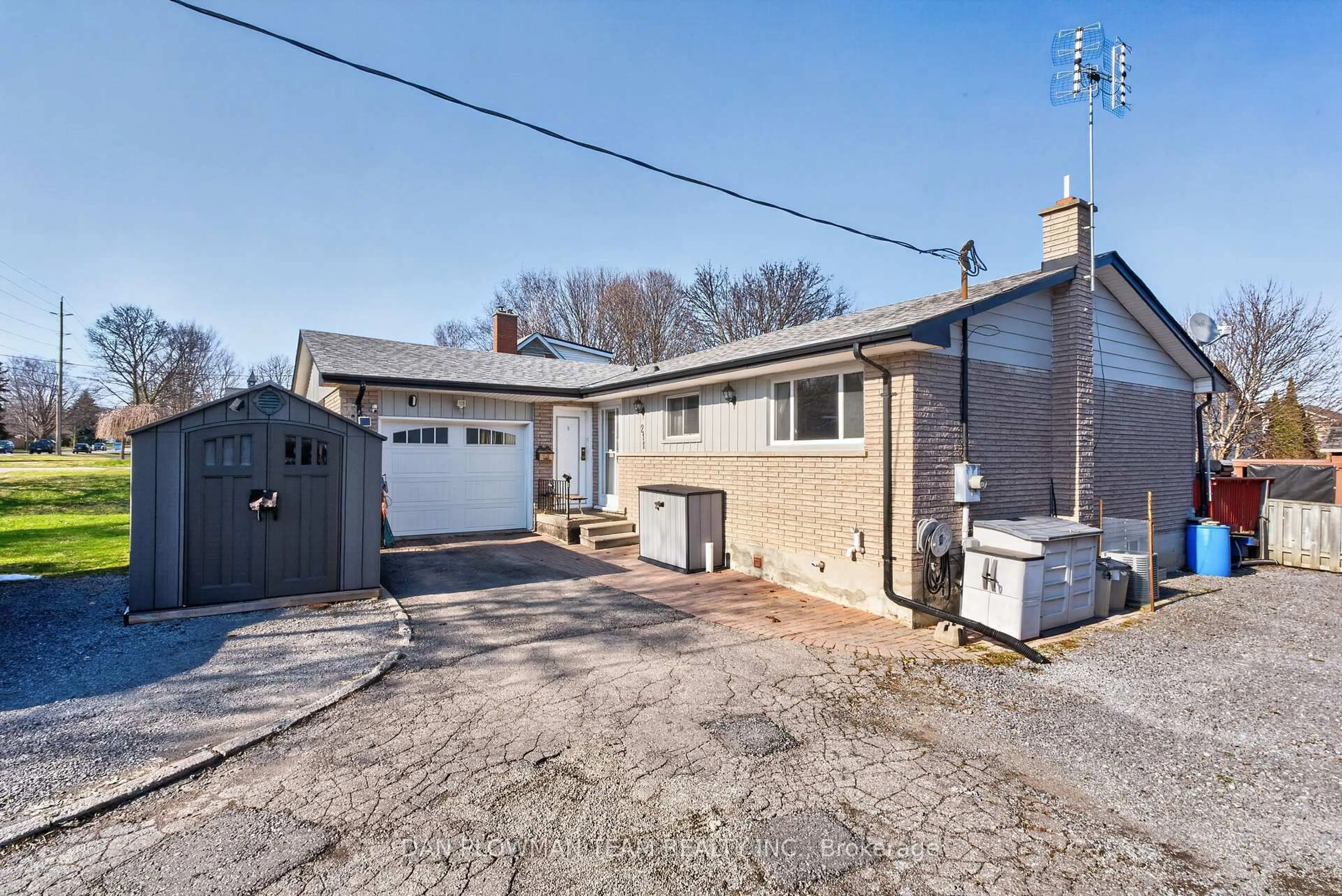 A pic from outside/outdoor area/front of a property/back of a property/a pic from drone, street for 211 Liberty St, Clarington Ontario L1C 2M6