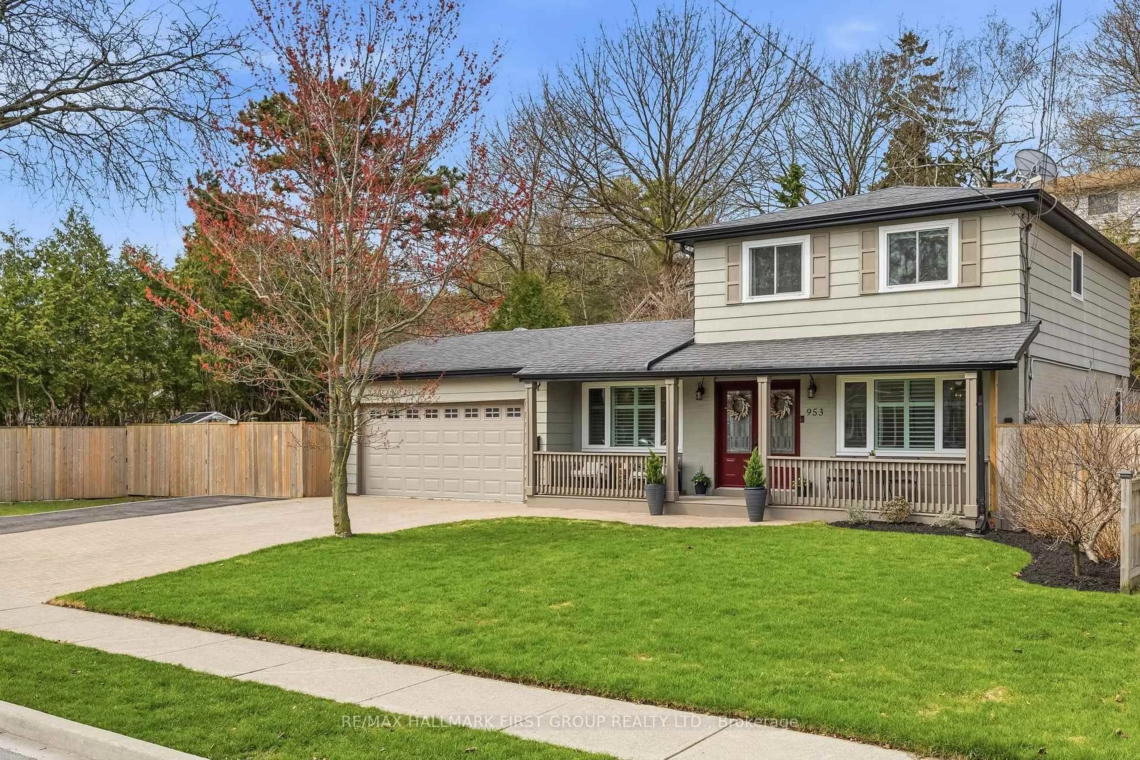 Home with vinyl exterior material, street for 953 Vistula Dr, Pickering Ontario L1W 2L7