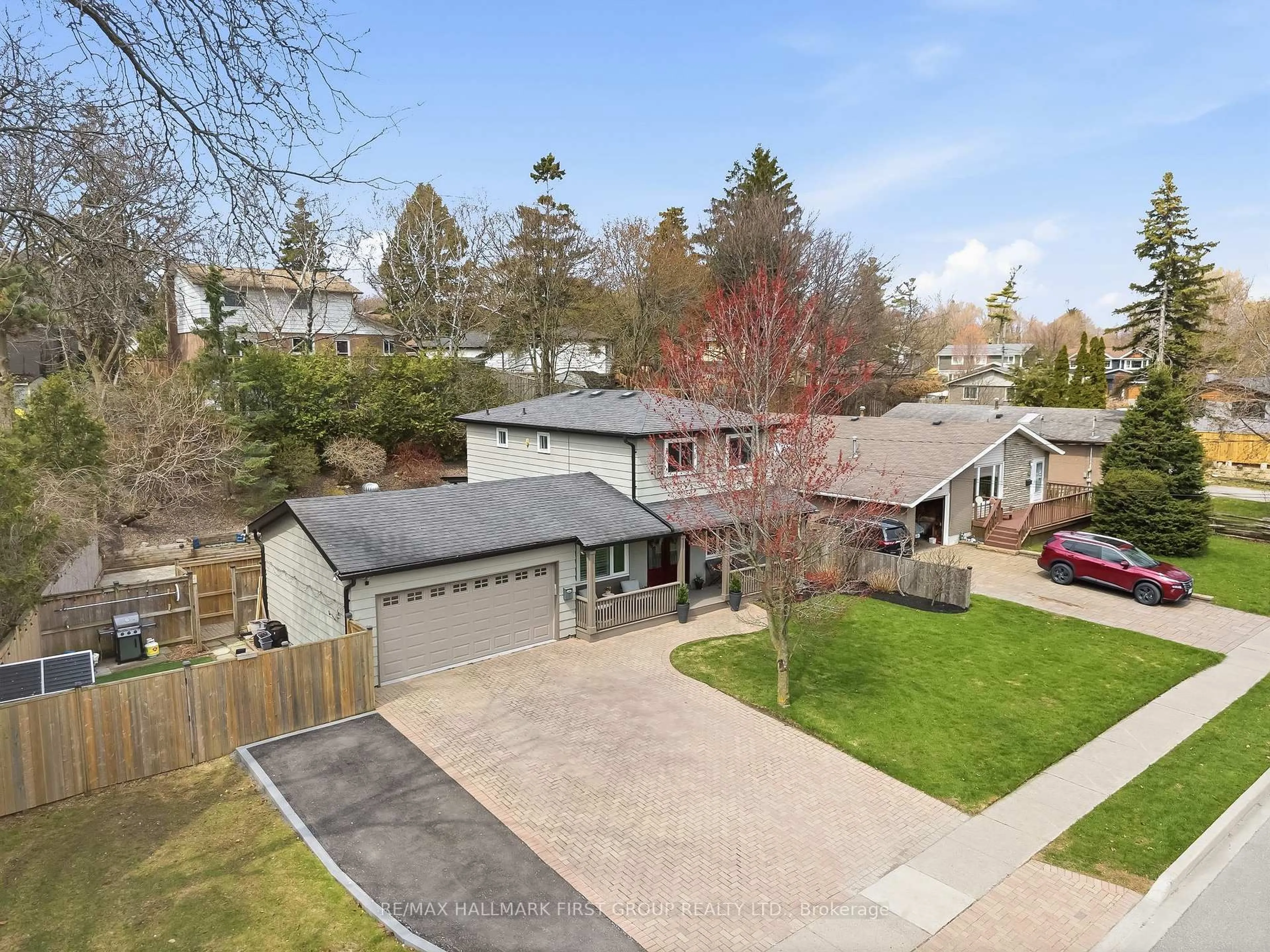 A pic from outside/outdoor area/front of a property/back of a property/a pic from drone, street for 953 Vistula Dr, Pickering Ontario L1W 2L7
