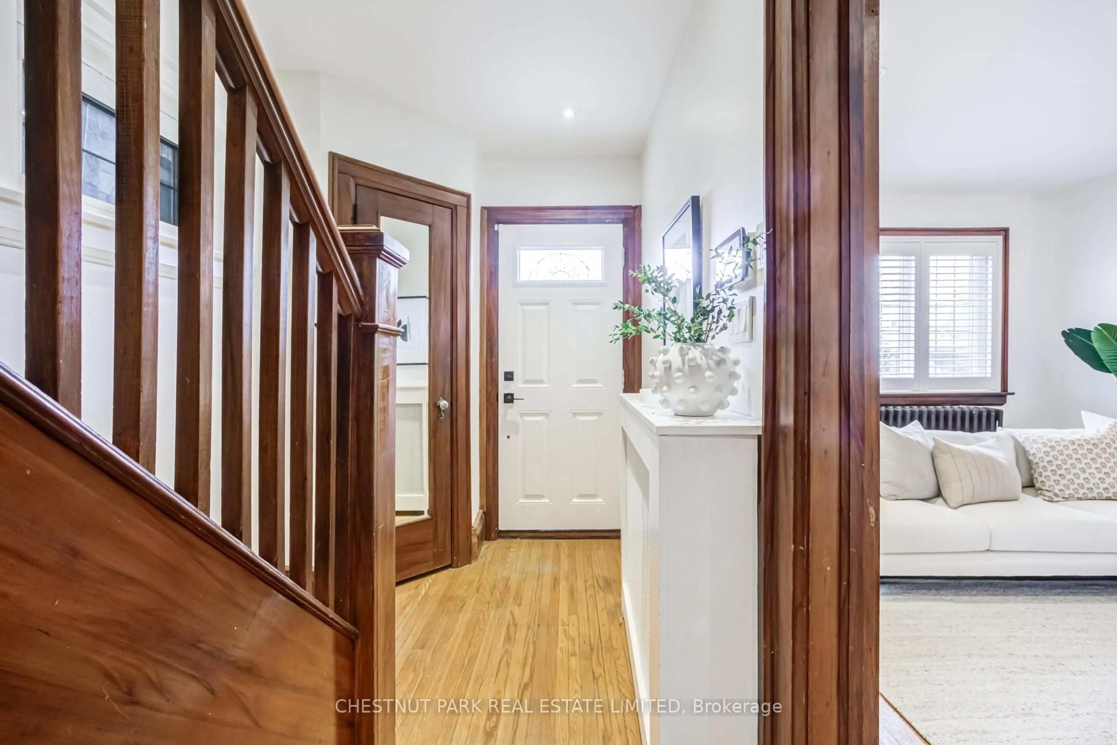 Indoor entryway for 59 Chilton Rd, Toronto Ontario M4J 3C7