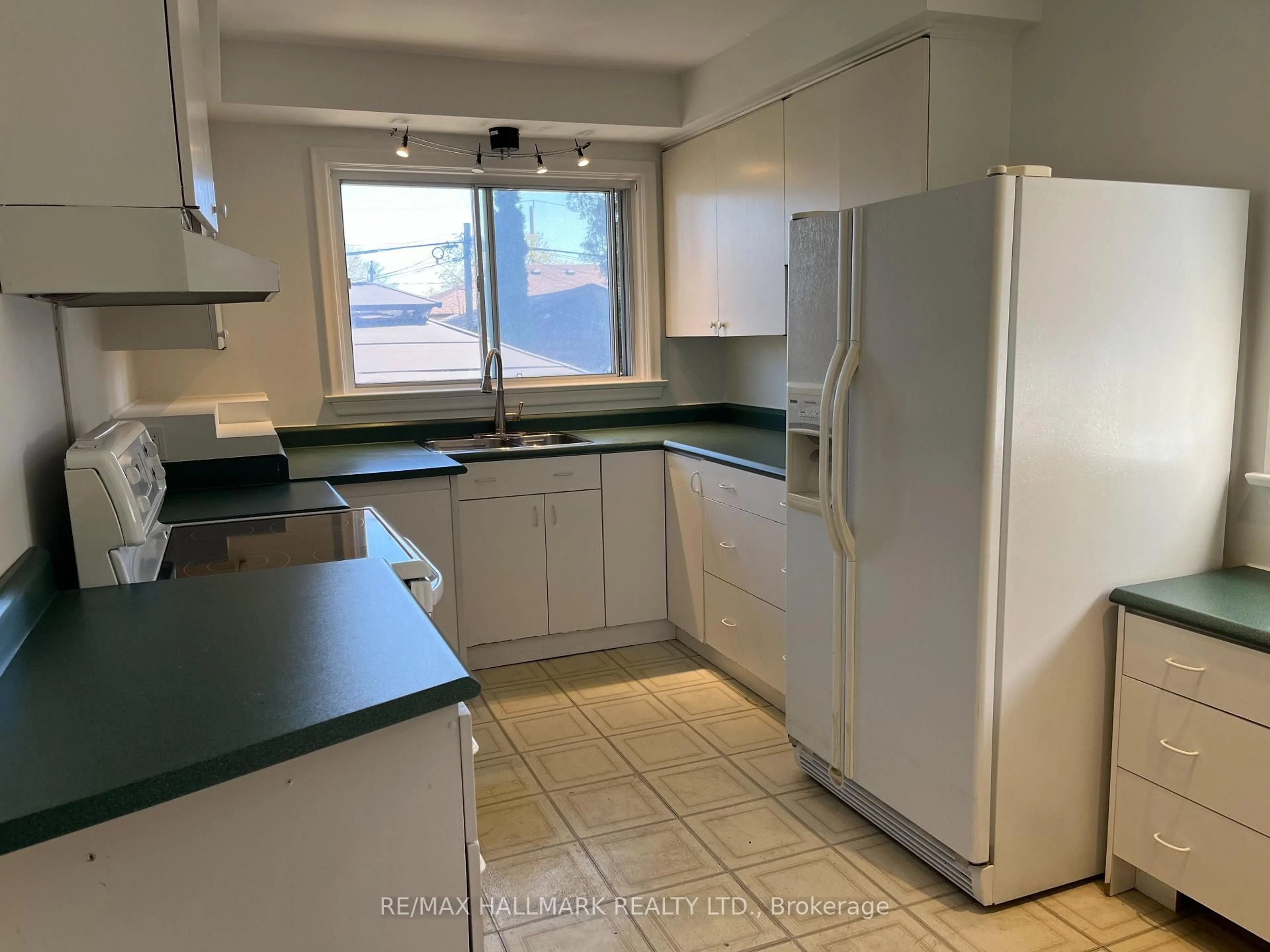 Standard kitchen, unknown for 23 Wonderland Dr, Toronto Ontario M1G 2X9