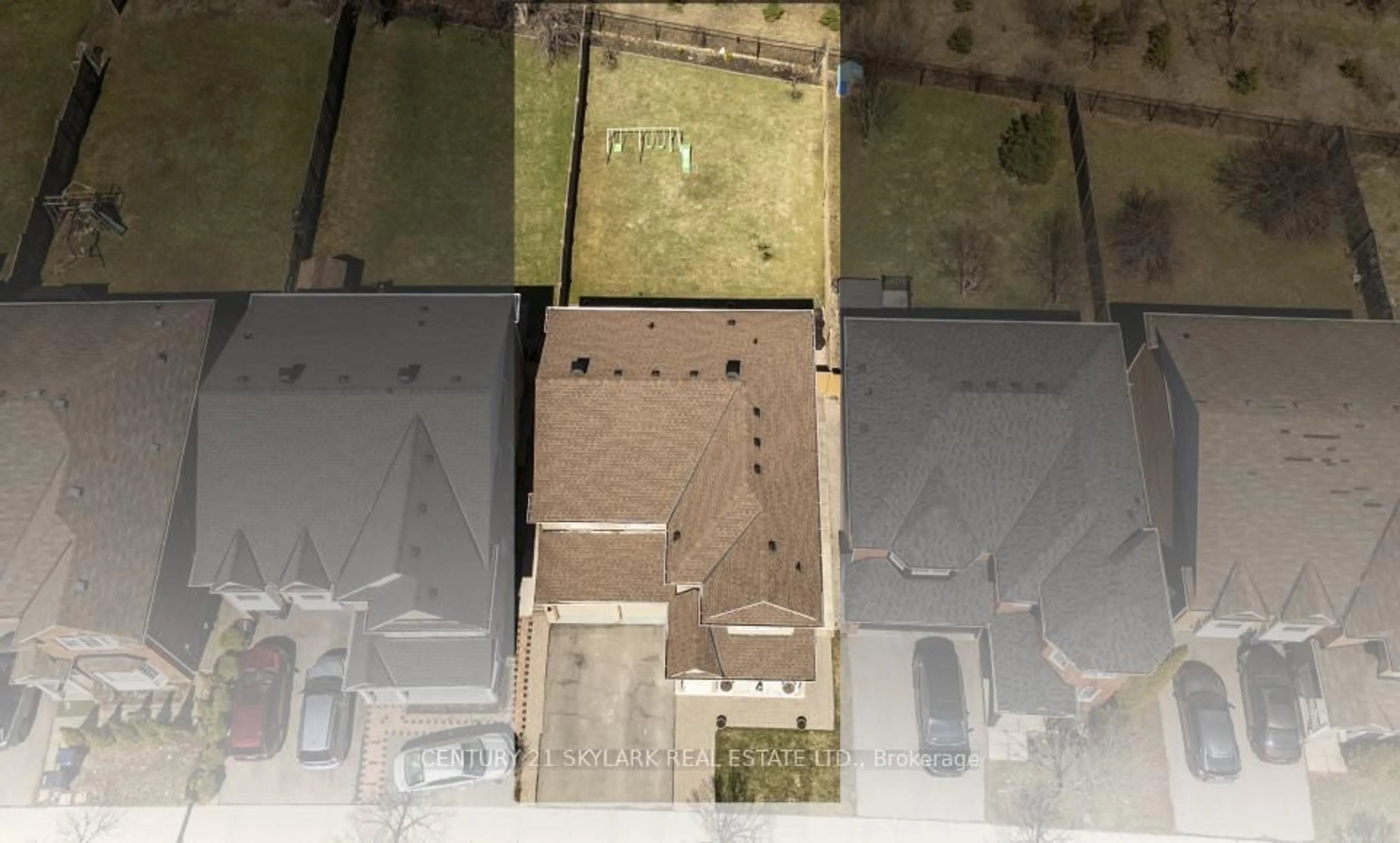 A pic from outside/outdoor area/front of a property/back of a property/a pic from drone, building for 32 Meandering Tr, Toronto Ontario M1B 6E8