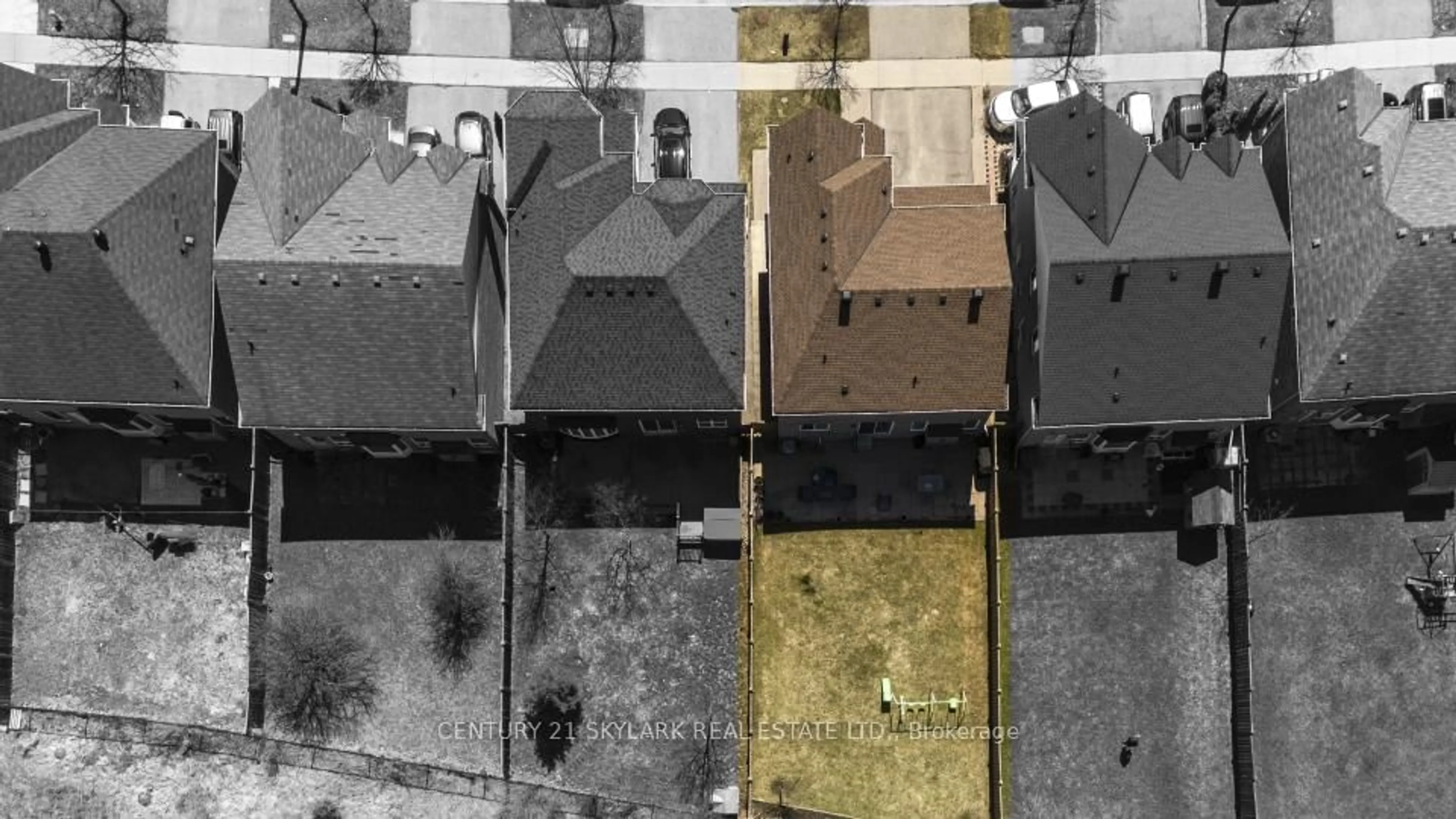 A pic from outside/outdoor area/front of a property/back of a property/a pic from drone, street for 32 Meandering Tr, Toronto Ontario M1B 6E8