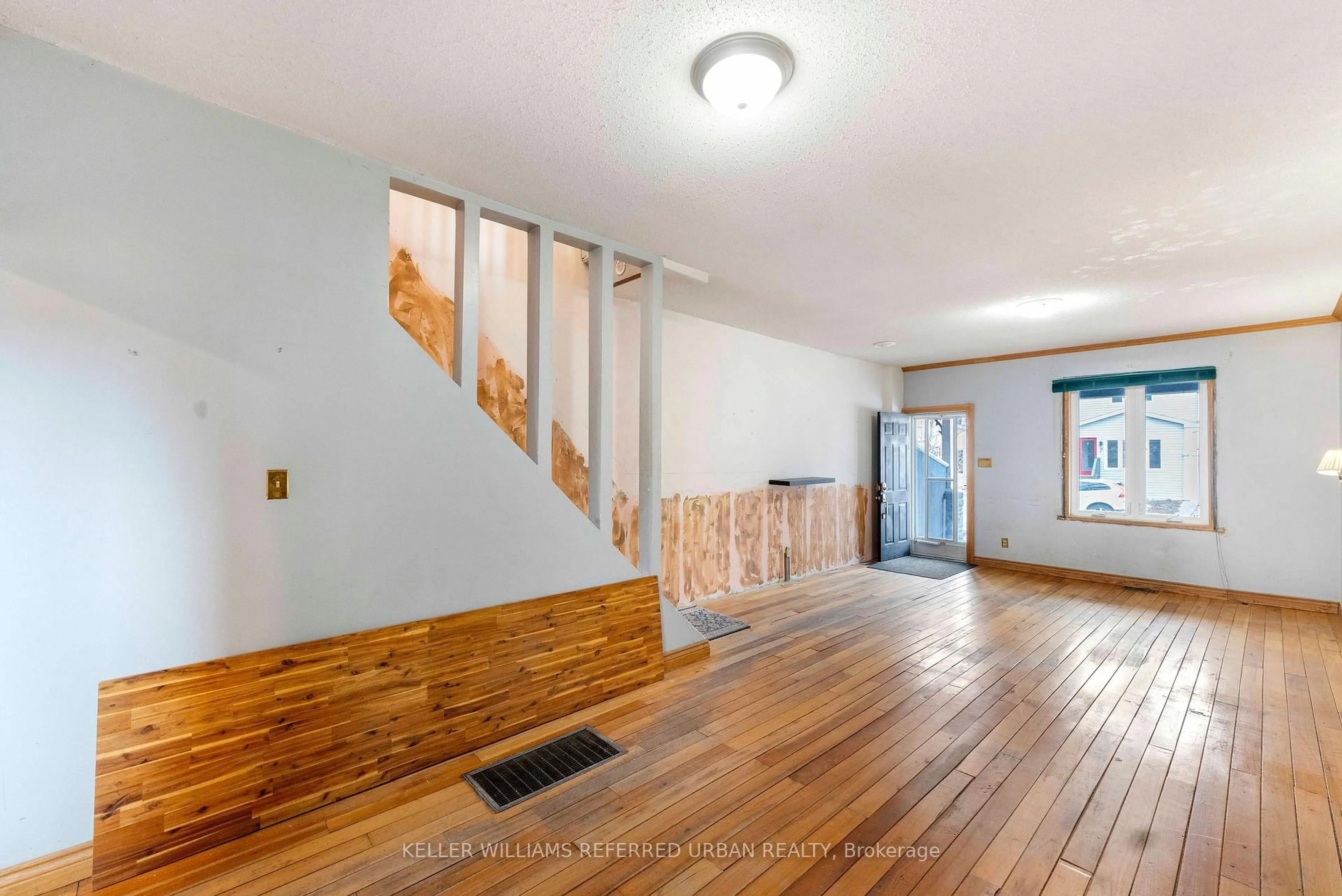 Indoor entryway for 8 Woodlee Rd, Toronto Ontario M4E 2R1