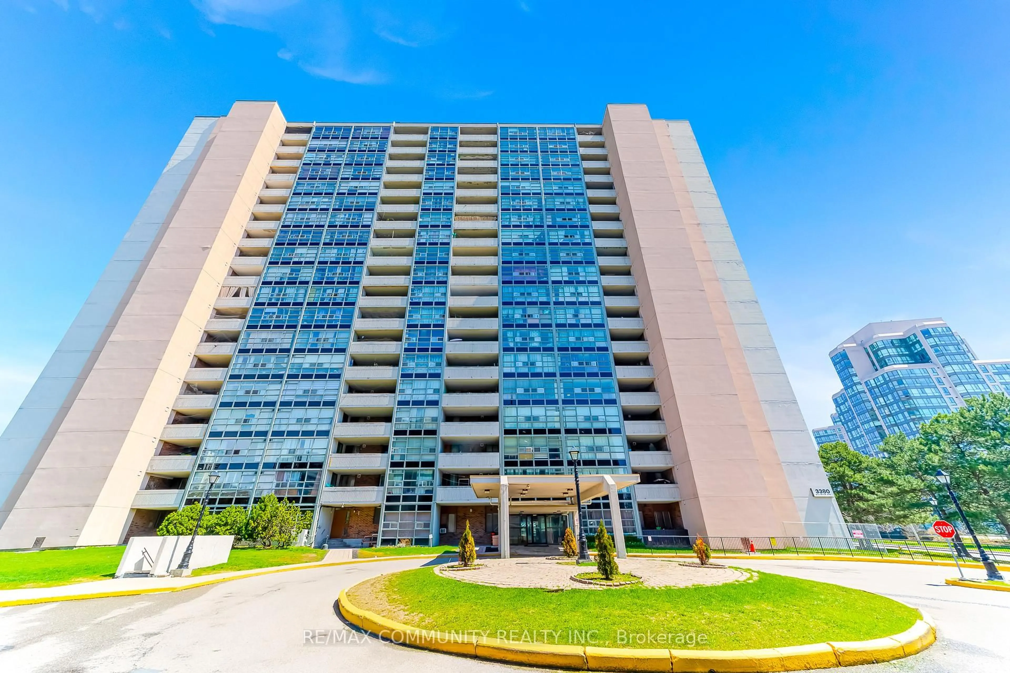 Indoor foyer for 3380 Eglinton Ave #511, Toronto Ontario M1J 3L6