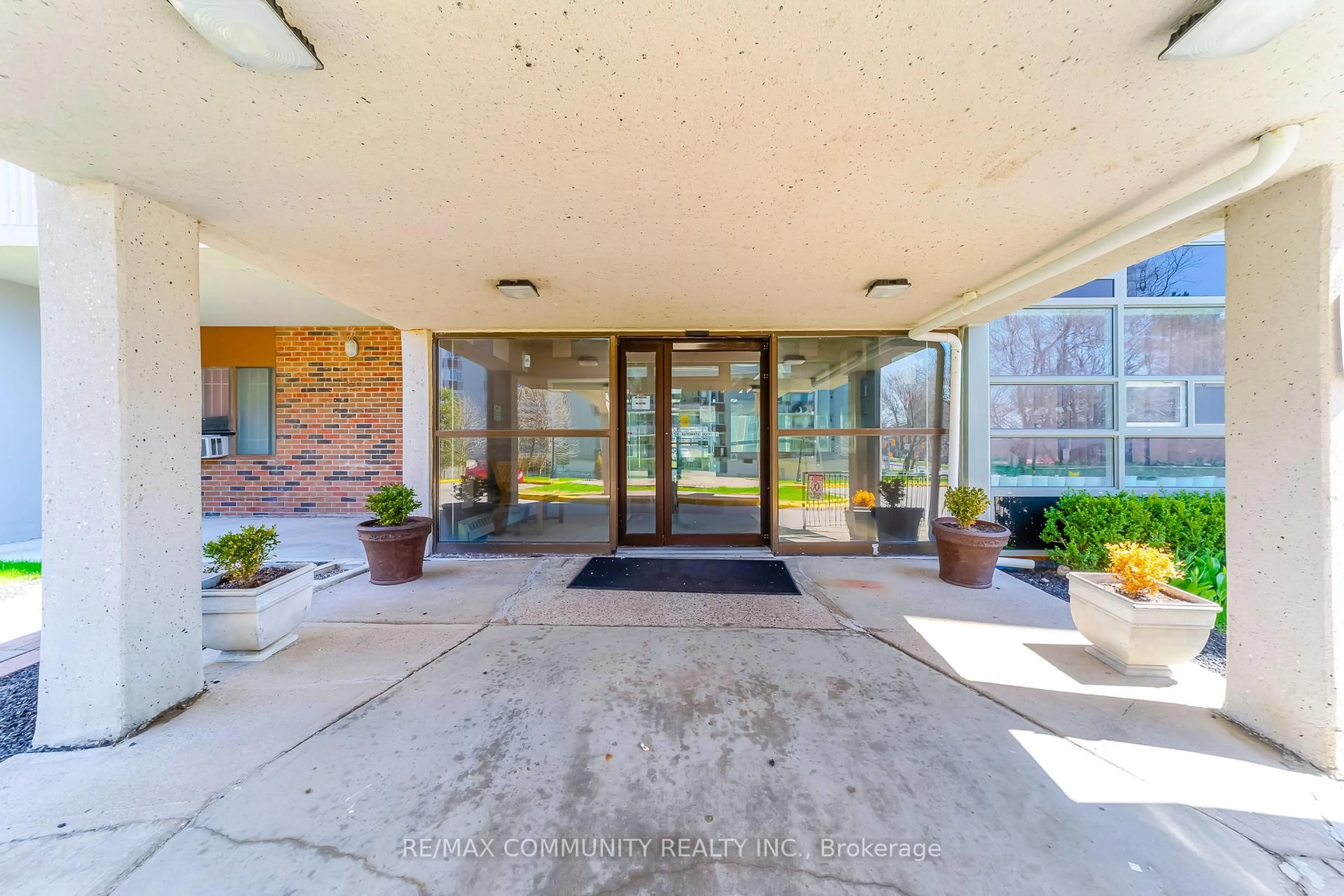 Indoor foyer for 3380 Eglinton Ave #511, Toronto Ontario M1J 3L6