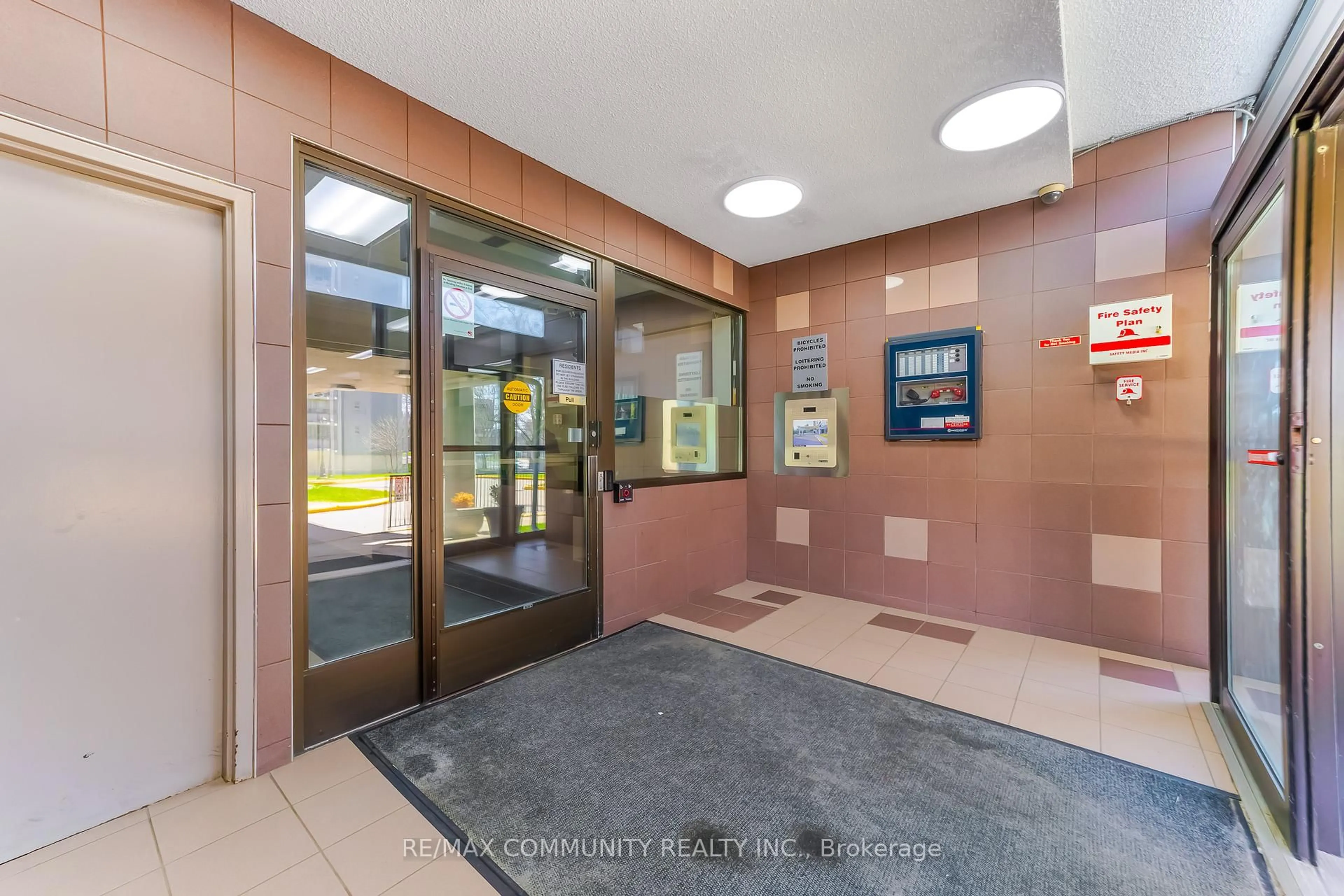 Indoor foyer for 3380 Eglinton Ave #511, Toronto Ontario M1J 3L6