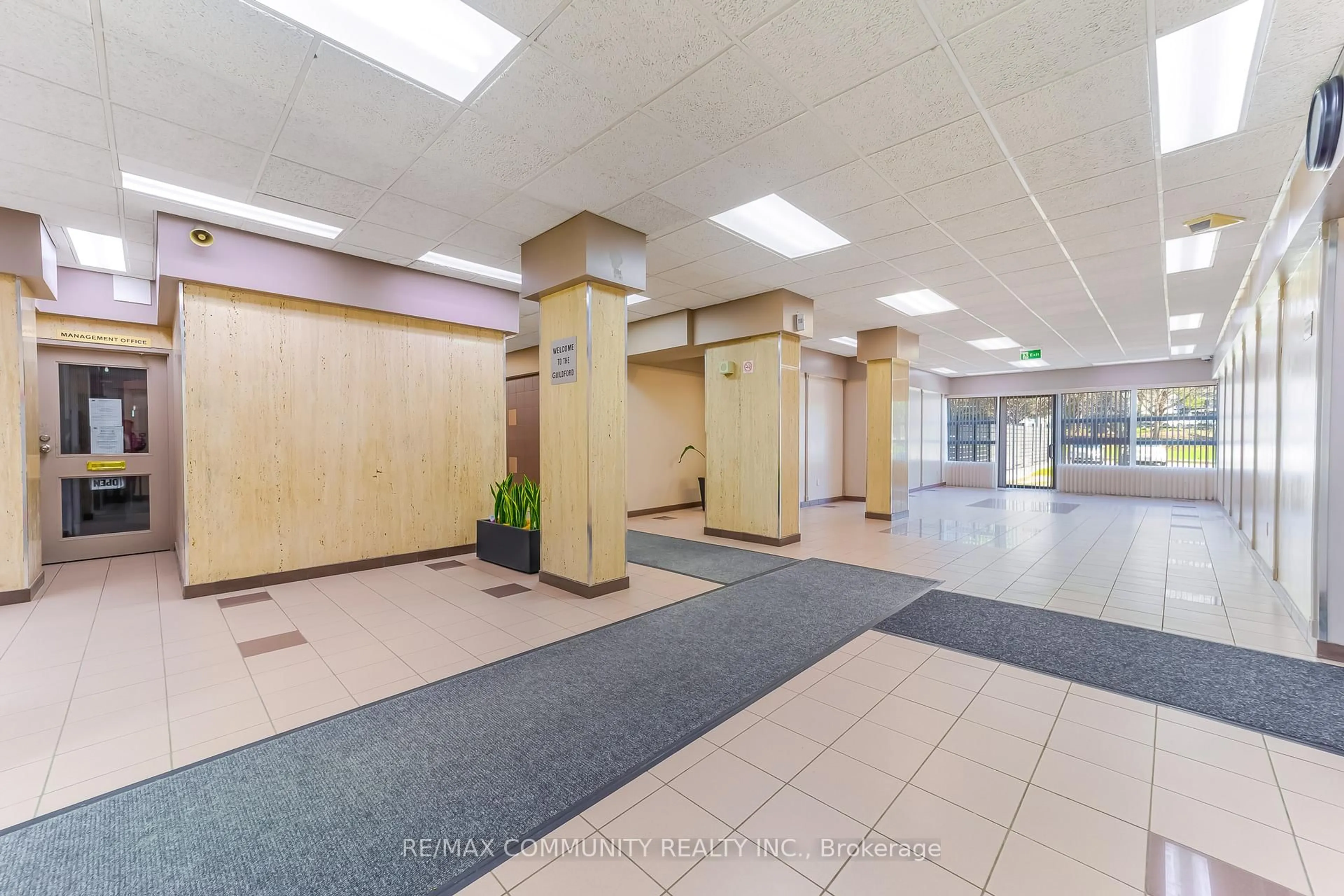 Indoor foyer for 3380 Eglinton Ave #511, Toronto Ontario M1J 3L6
