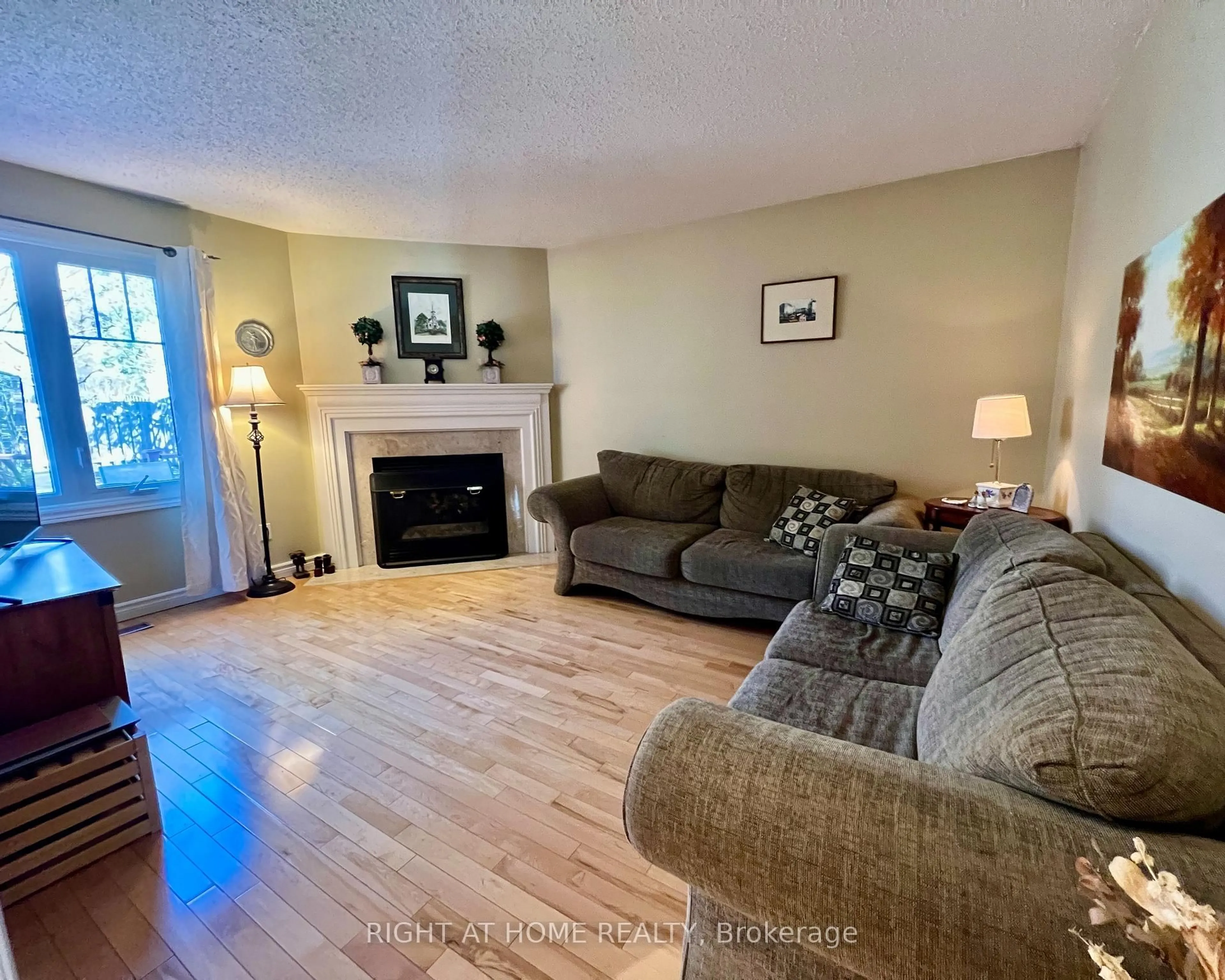 Living room with furniture, unknown for 4 Silverbirch Pl, Whitby Ontario L1R 1X7