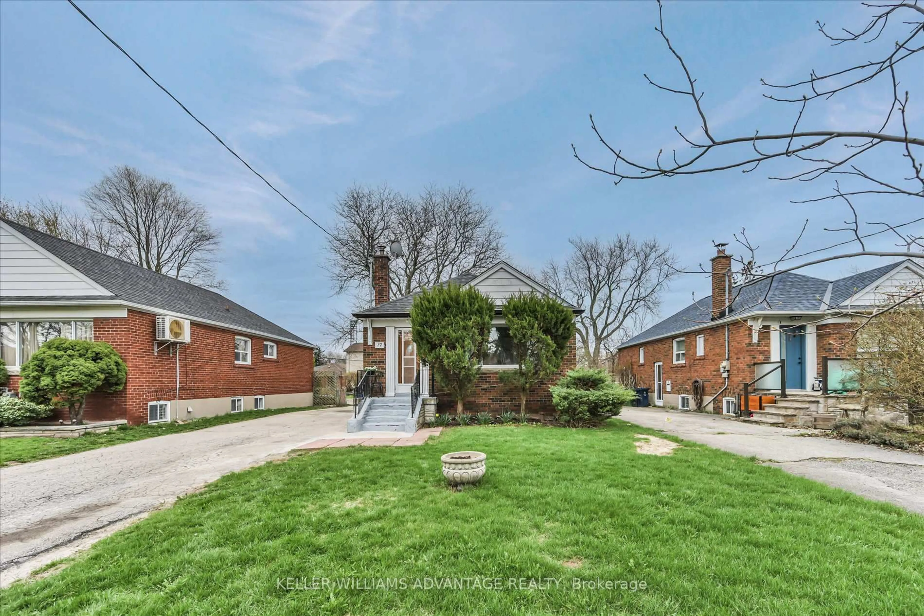 A pic from outside/outdoor area/front of a property/back of a property/a pic from drone, street for 27 Innismore Cres, Toronto Ontario M1R 1C8