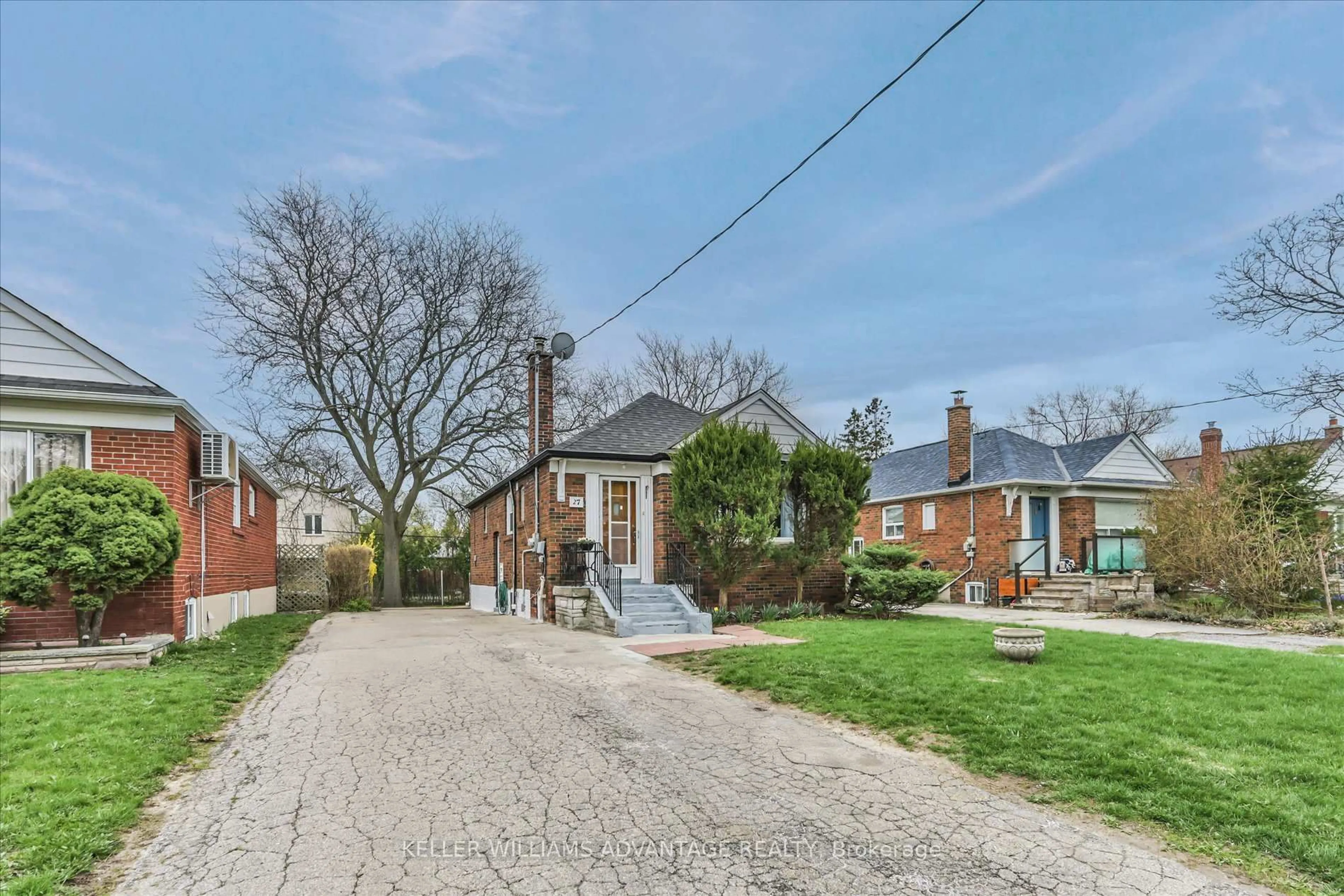 A pic from outside/outdoor area/front of a property/back of a property/a pic from drone, street for 27 Innismore Cres, Toronto Ontario M1R 1C8