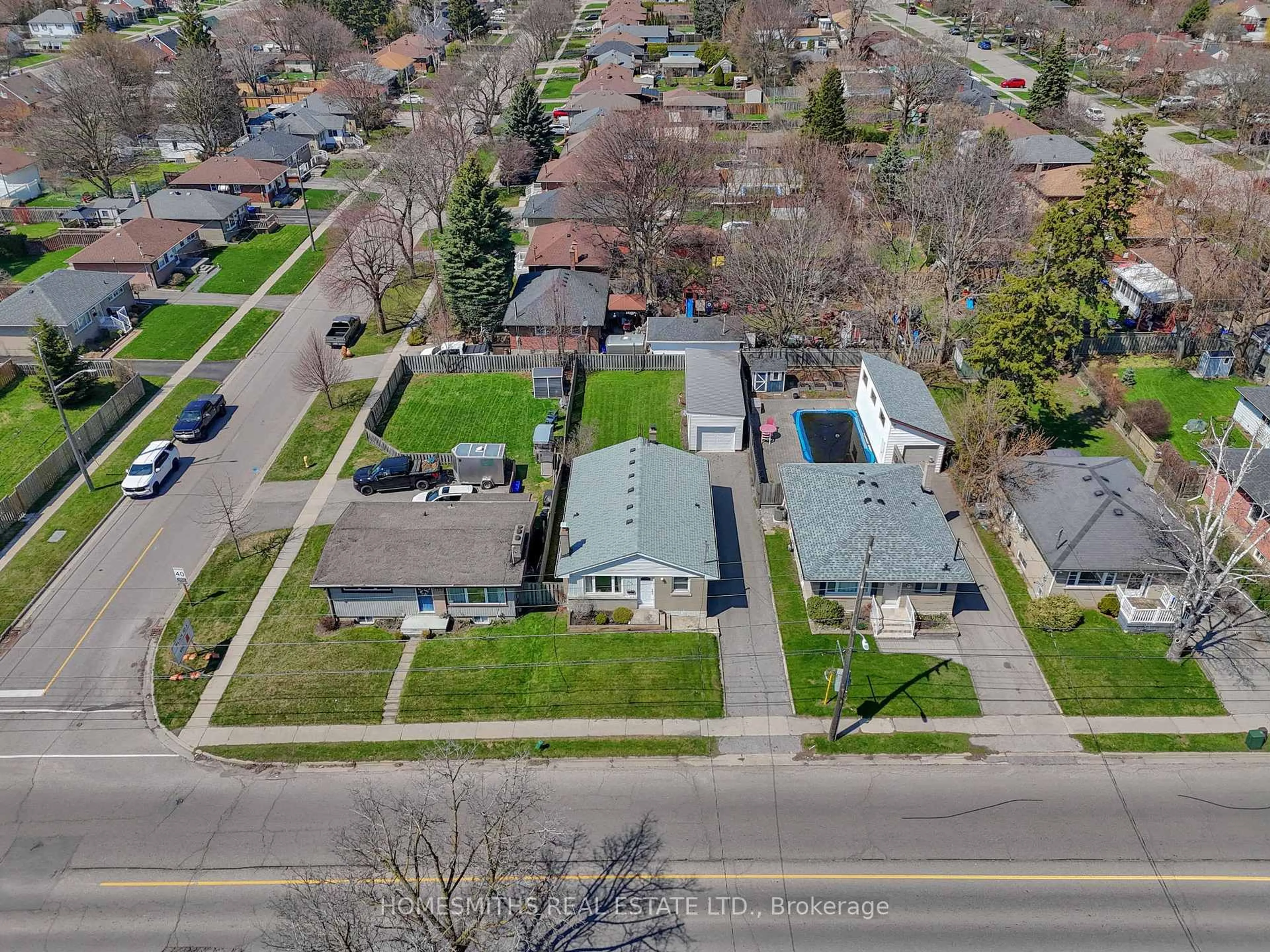 A pic from outside/outdoor area/front of a property/back of a property/a pic from drone, street for 590 Olive Ave, Oshawa Ontario L1H 2R5
