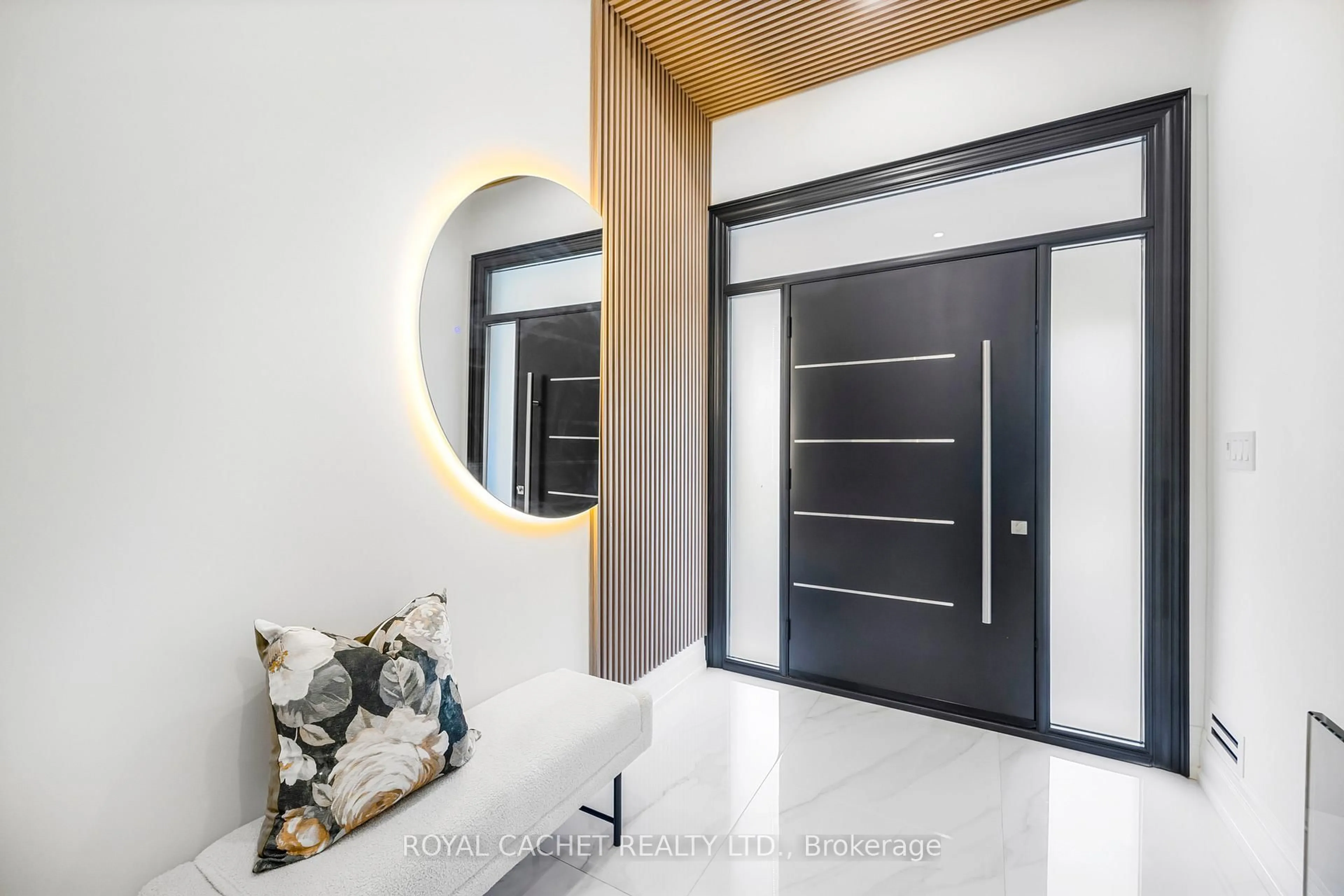 Indoor entryway for 18 Ivorwood Cres, Toronto Ontario M1R 2X4