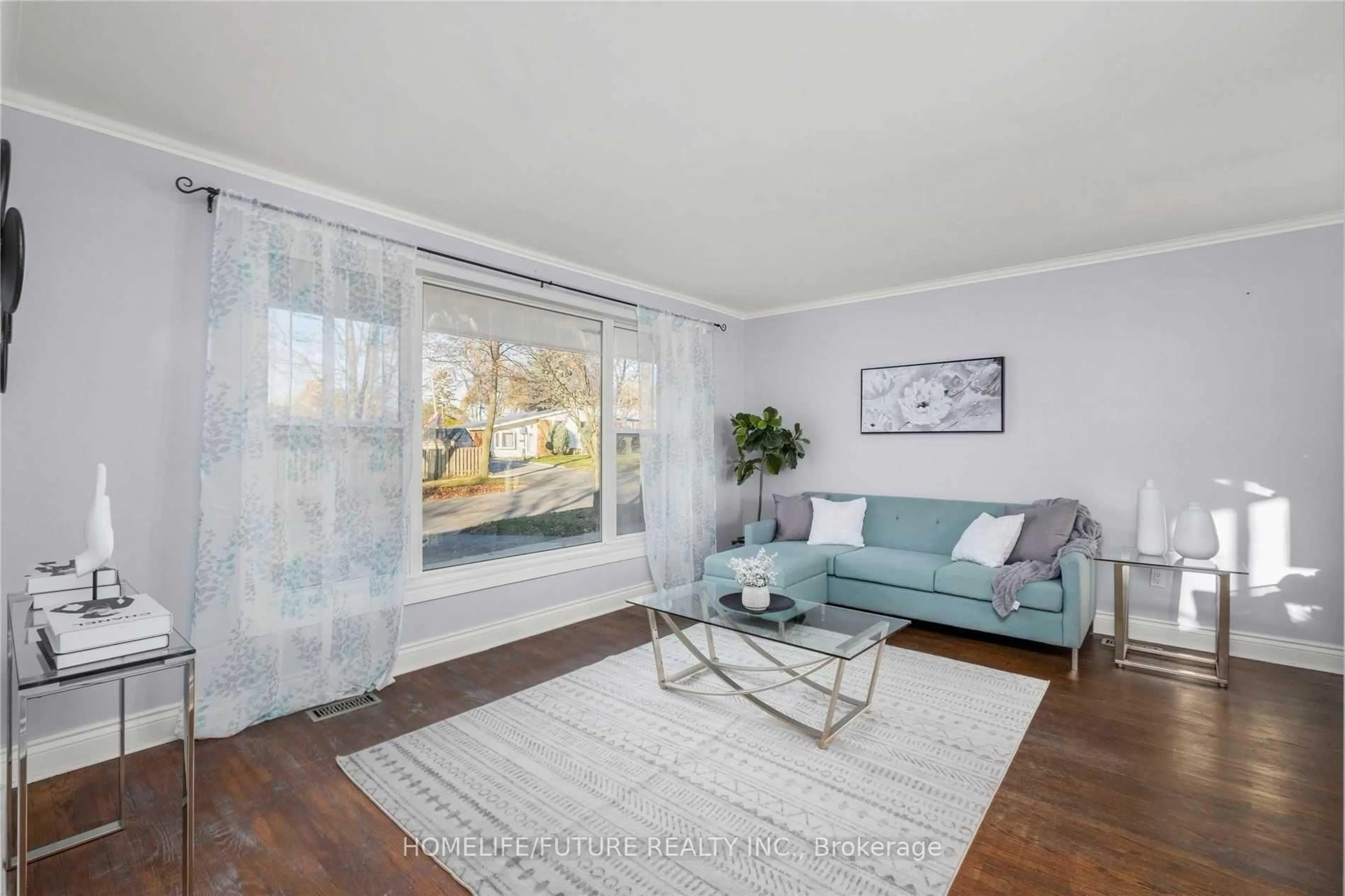 Living room with furniture, wood/laminate floor for 50 Benlight Cres, Toronto Ontario M1H 1P5