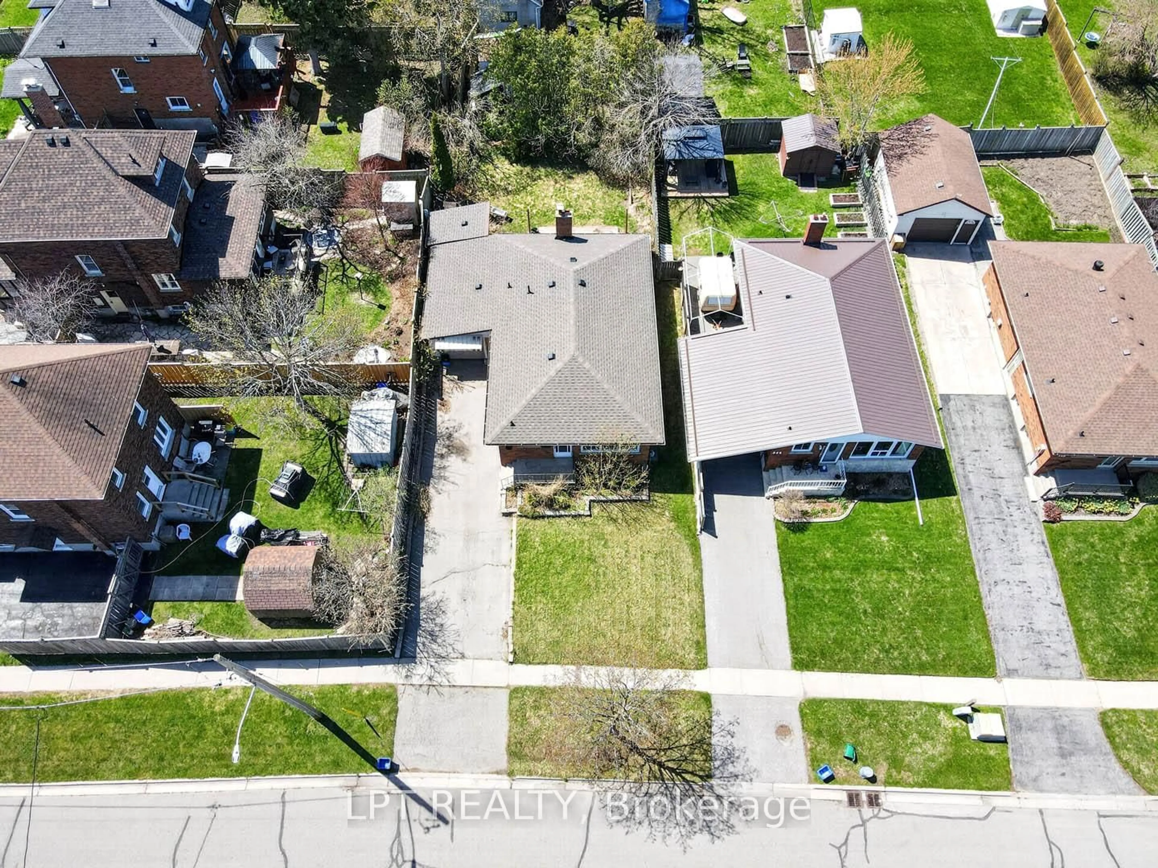 A pic from outside/outdoor area/front of a property/back of a property/a pic from drone, street for 340 Fairlawn St, Oshawa Ontario L1J 4R3