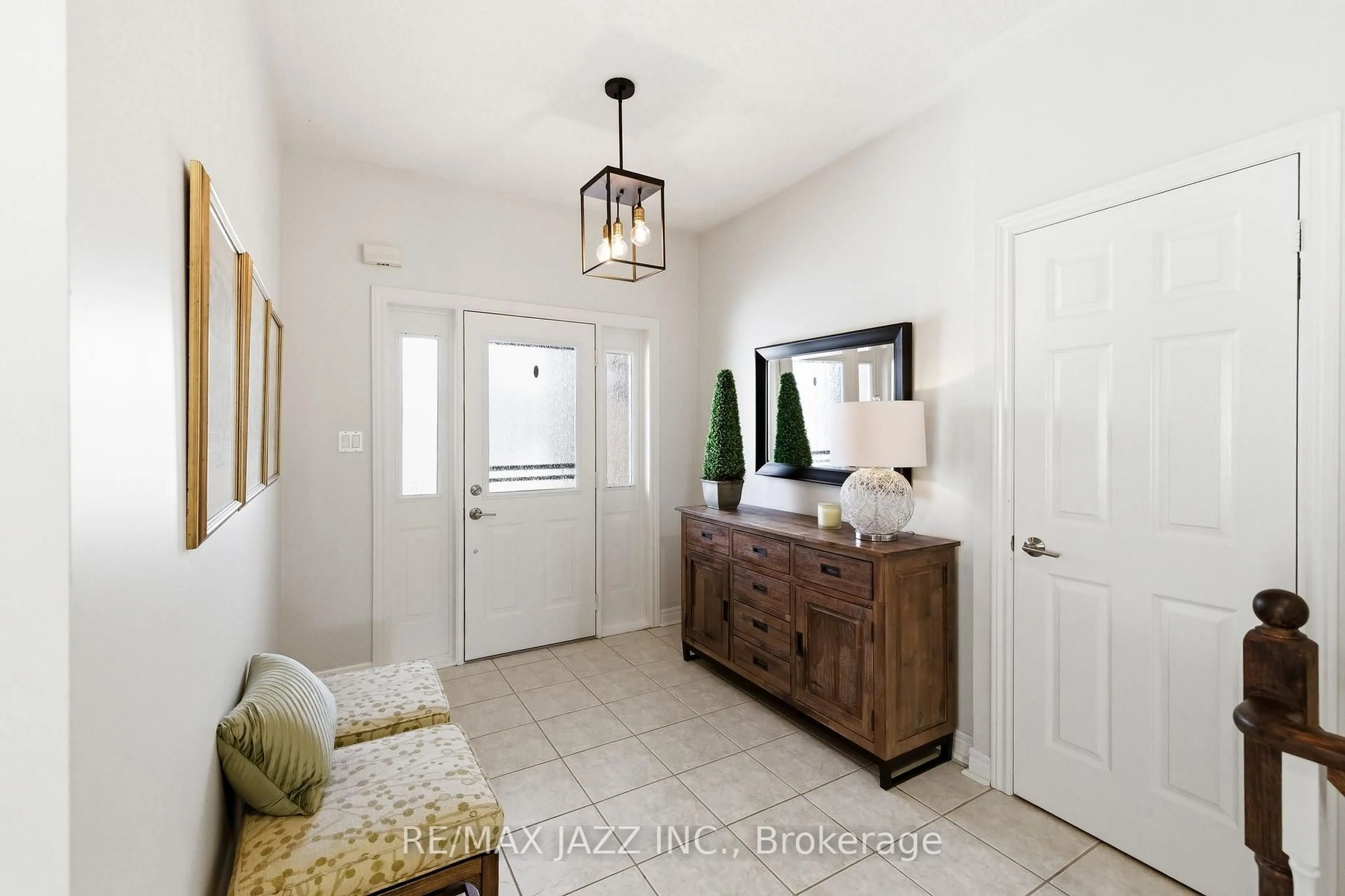 Indoor entryway for 20 Commons Blvd, Scugog Ontario L9L 1S5