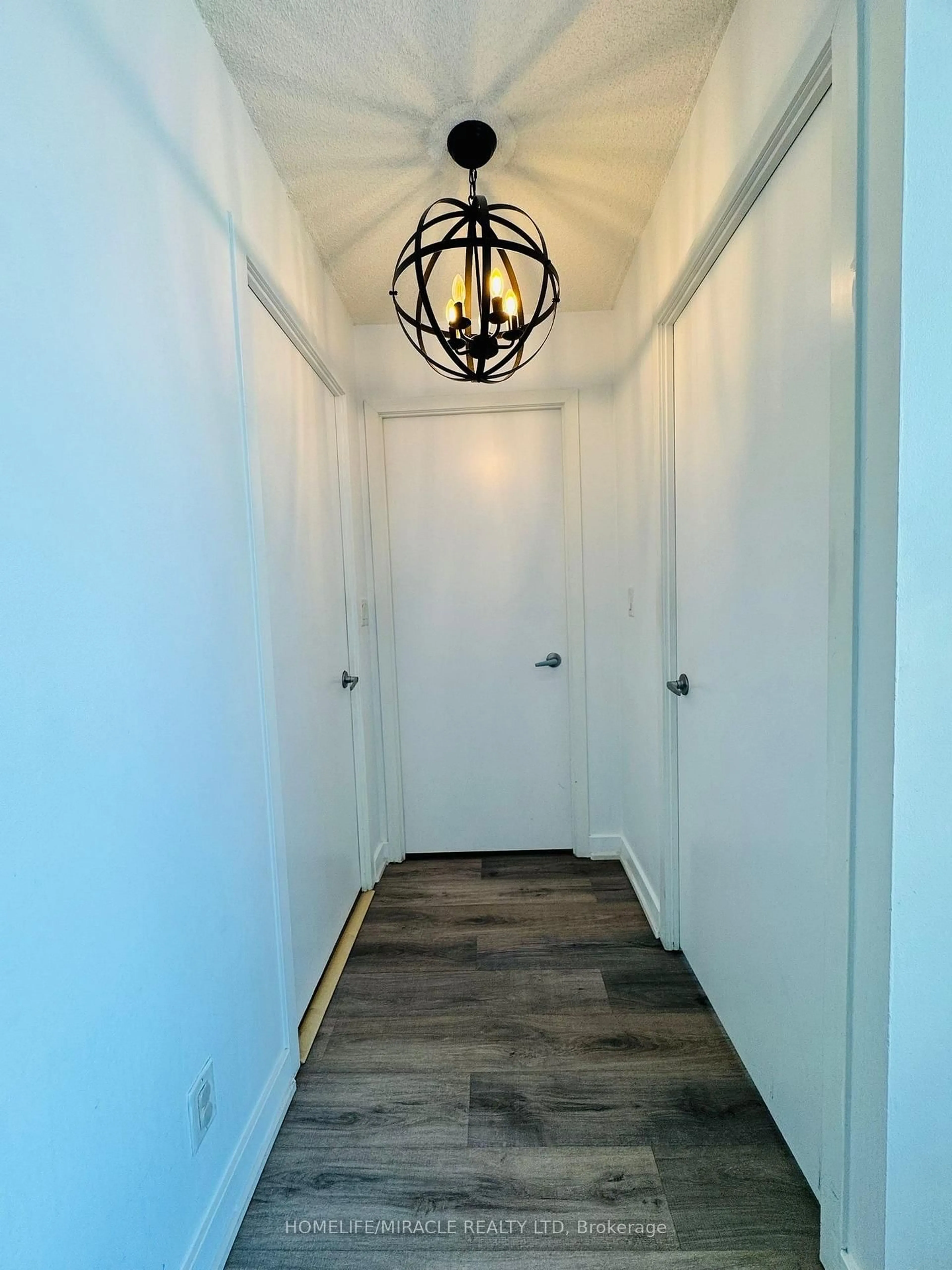 Indoor entryway for 36 Lee Centre Dr #2106, Toronto Ontario M1H 3K2