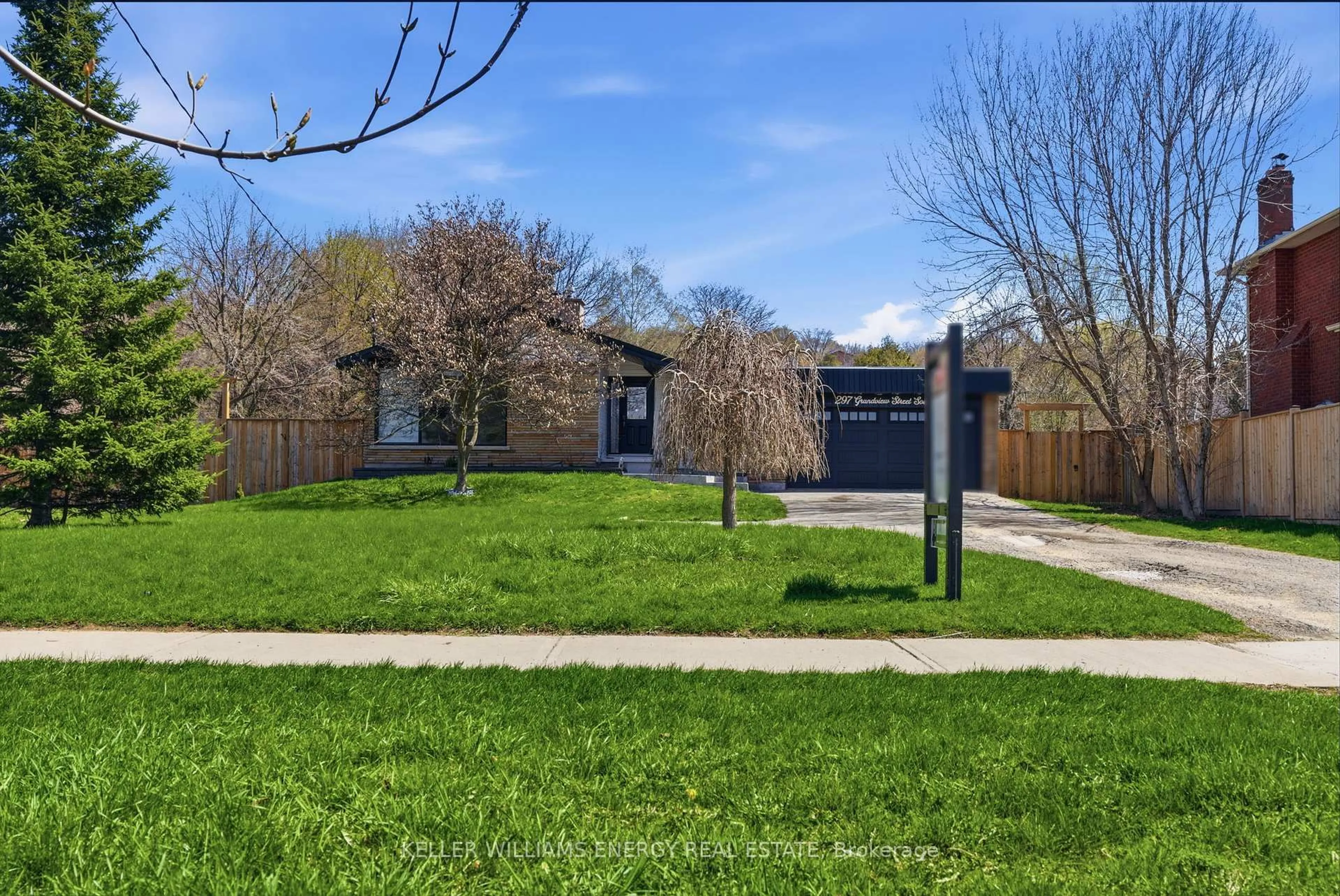 A pic from outside/outdoor area/front of a property/back of a property/a pic from drone, street for 297 Grandview St, Oshawa Ontario L1H 7C6