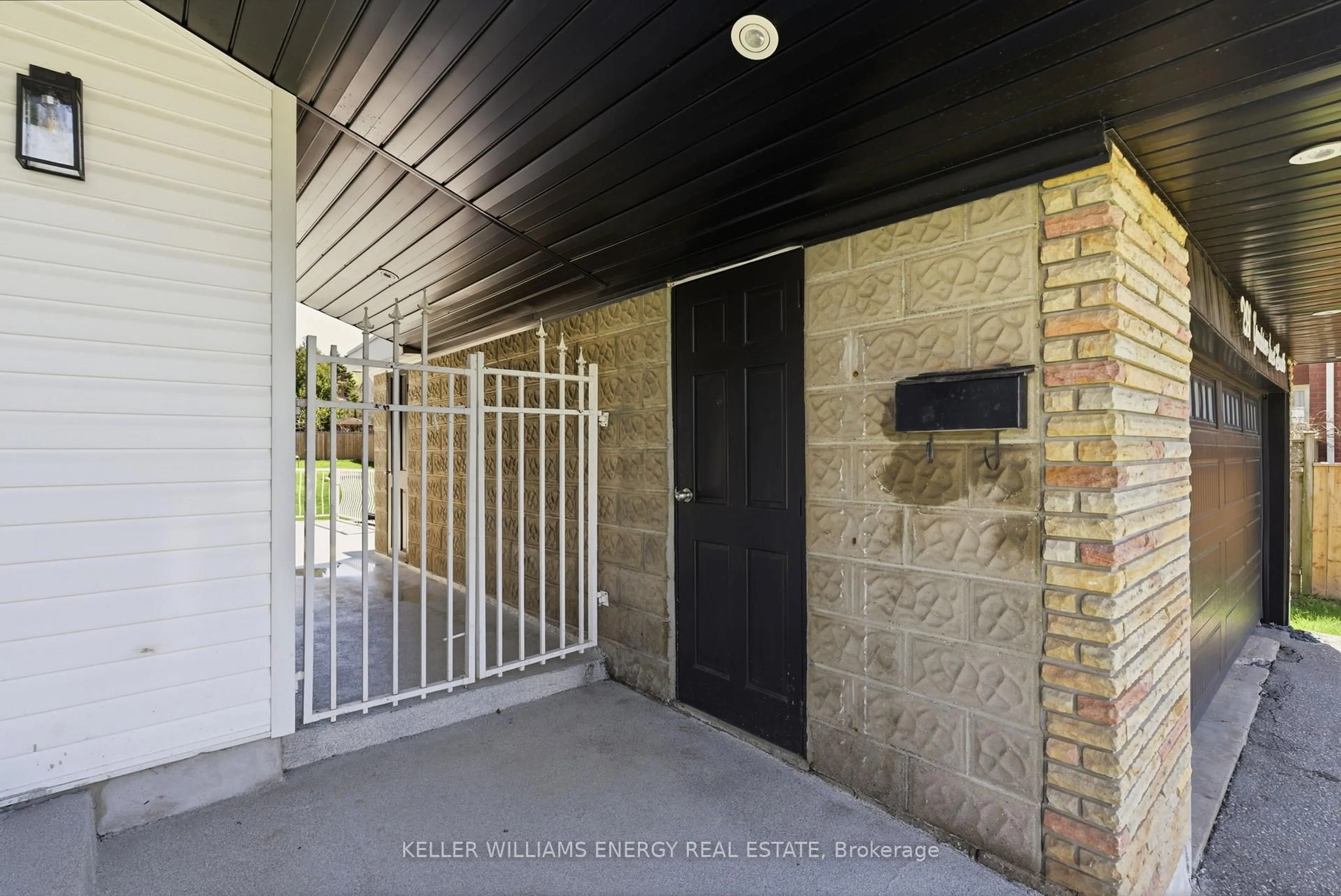 Indoor entryway for 297 Grandview St, Oshawa Ontario L1H 7C6