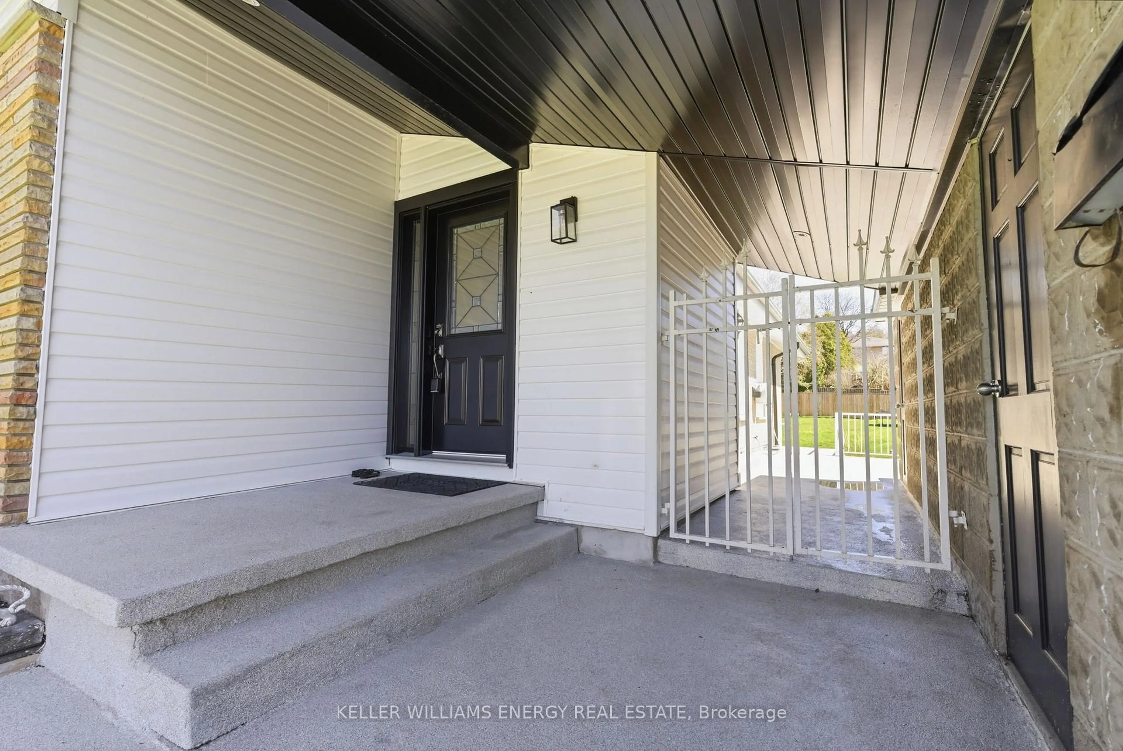 Indoor entryway for 297 Grandview St, Oshawa Ontario L1H 7C6