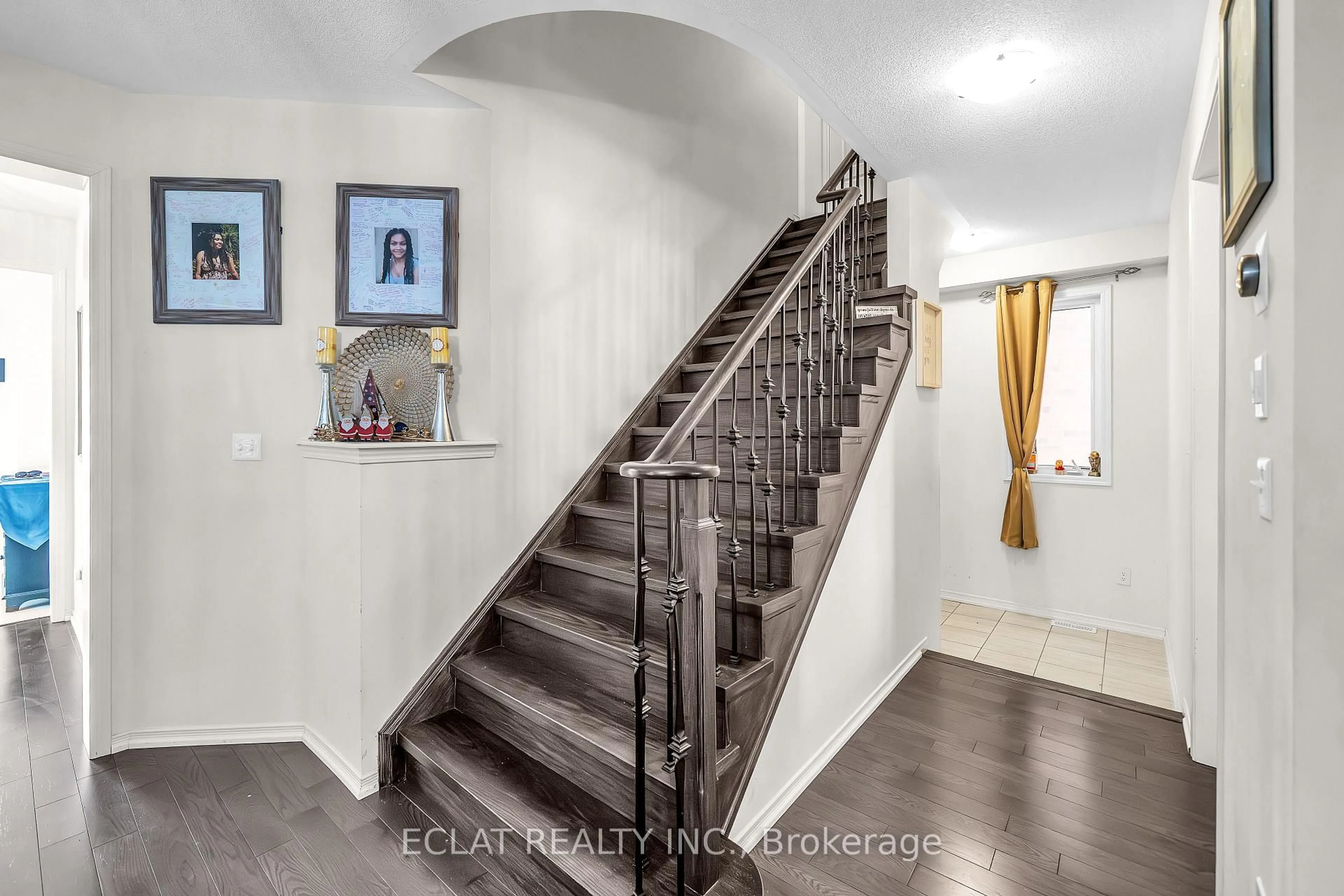 Indoor entryway for 2553 Craftsman Dr, Oshawa Ontario L1L 0M4