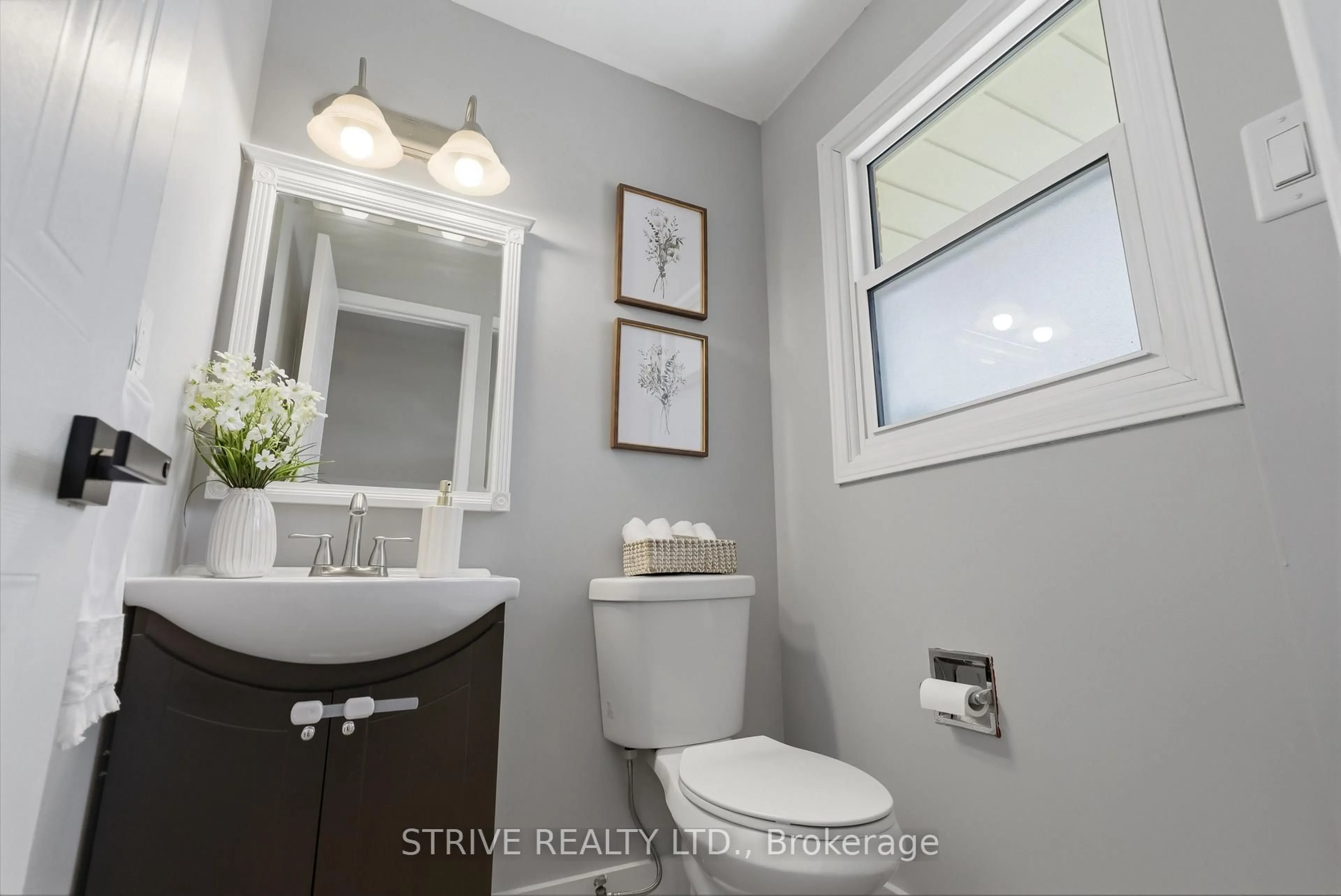 Standard bathroom, ceramic/tile floor for 62 Windham Cres, Clarington Ontario L1E 1Y3
