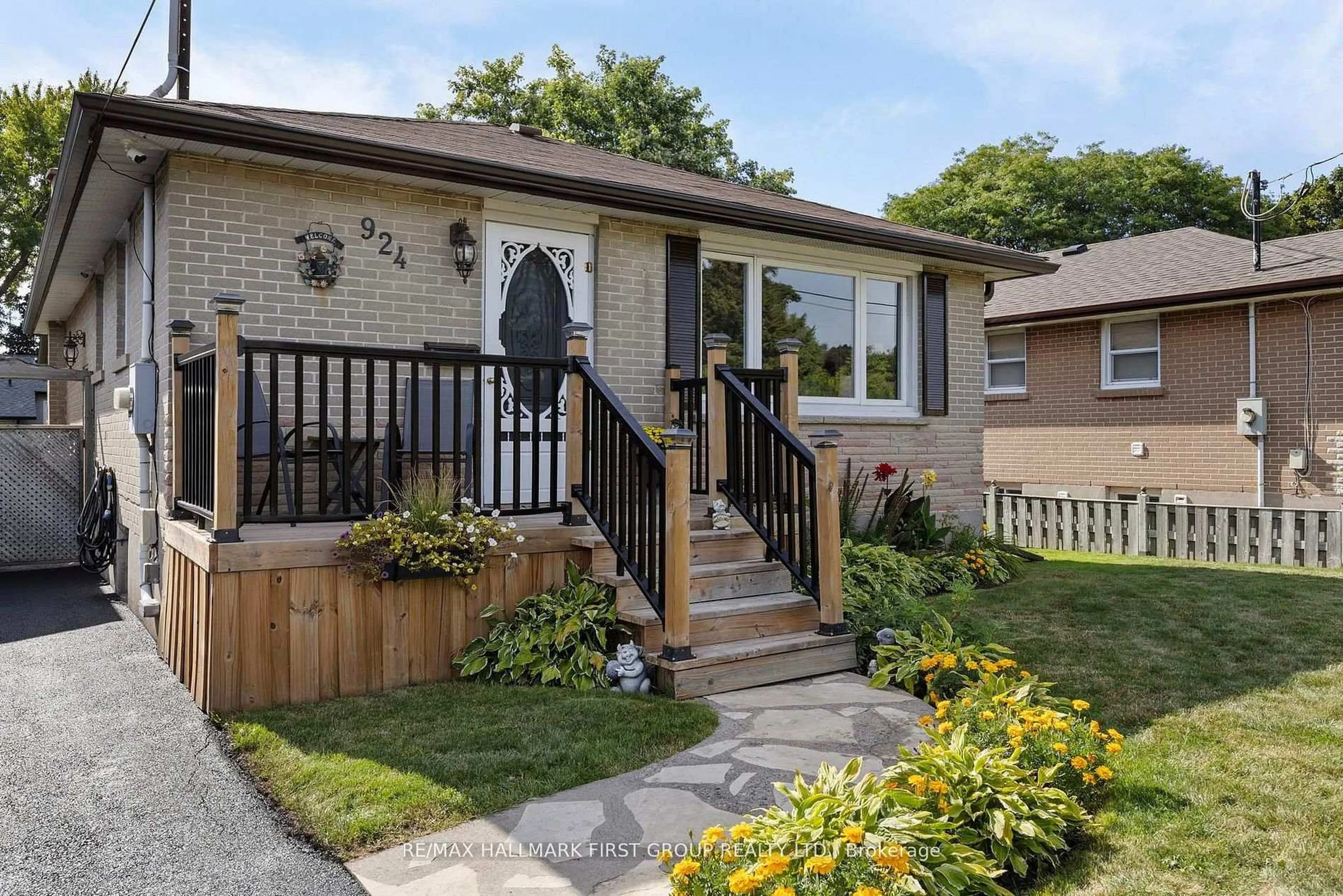 Home with vinyl exterior material, street for 924 McCullough Dr, Whitby Ontario L1N 1C6