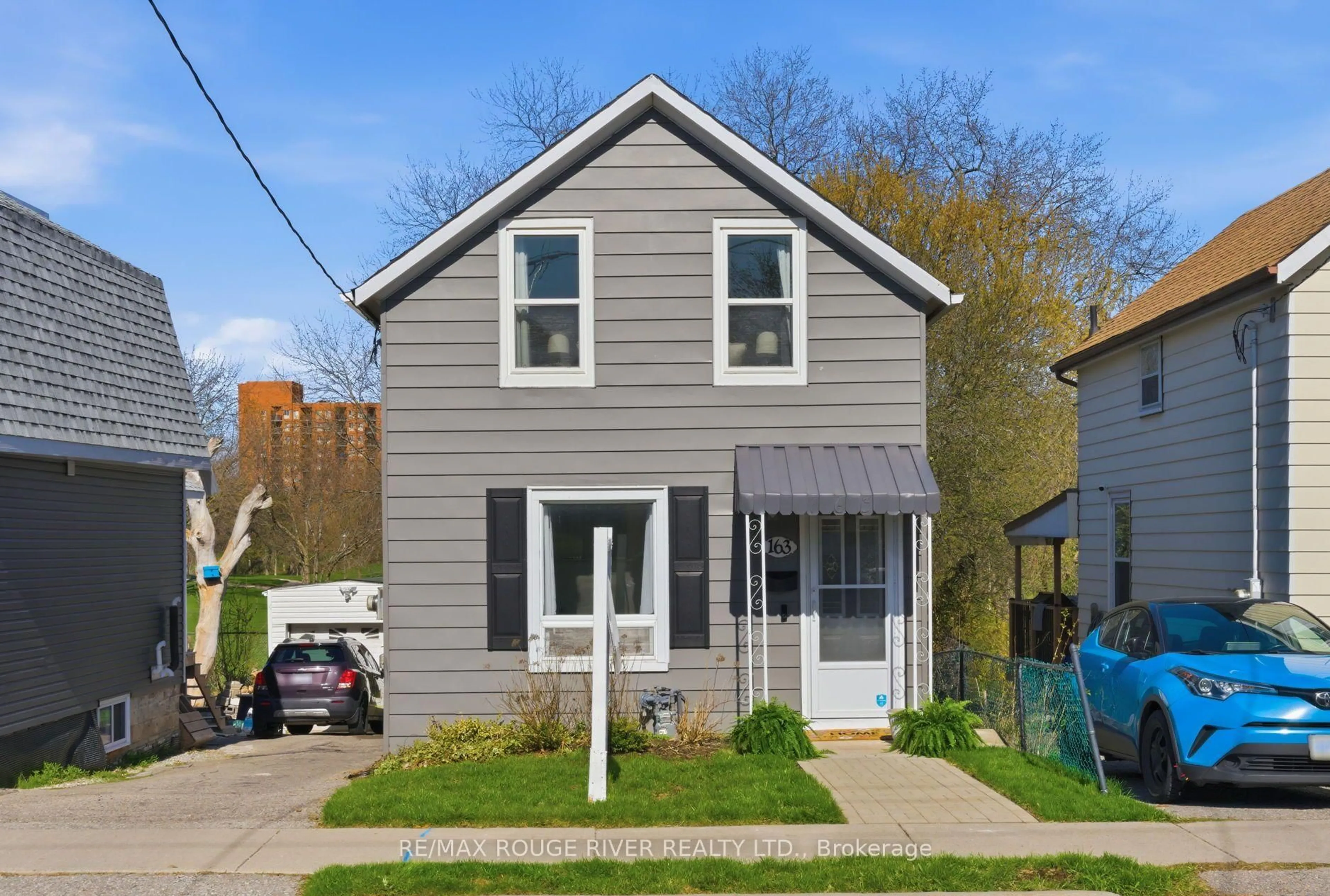 Home with vinyl exterior material, street for 163 Nassau St, Oshawa Ontario L1J 4A6