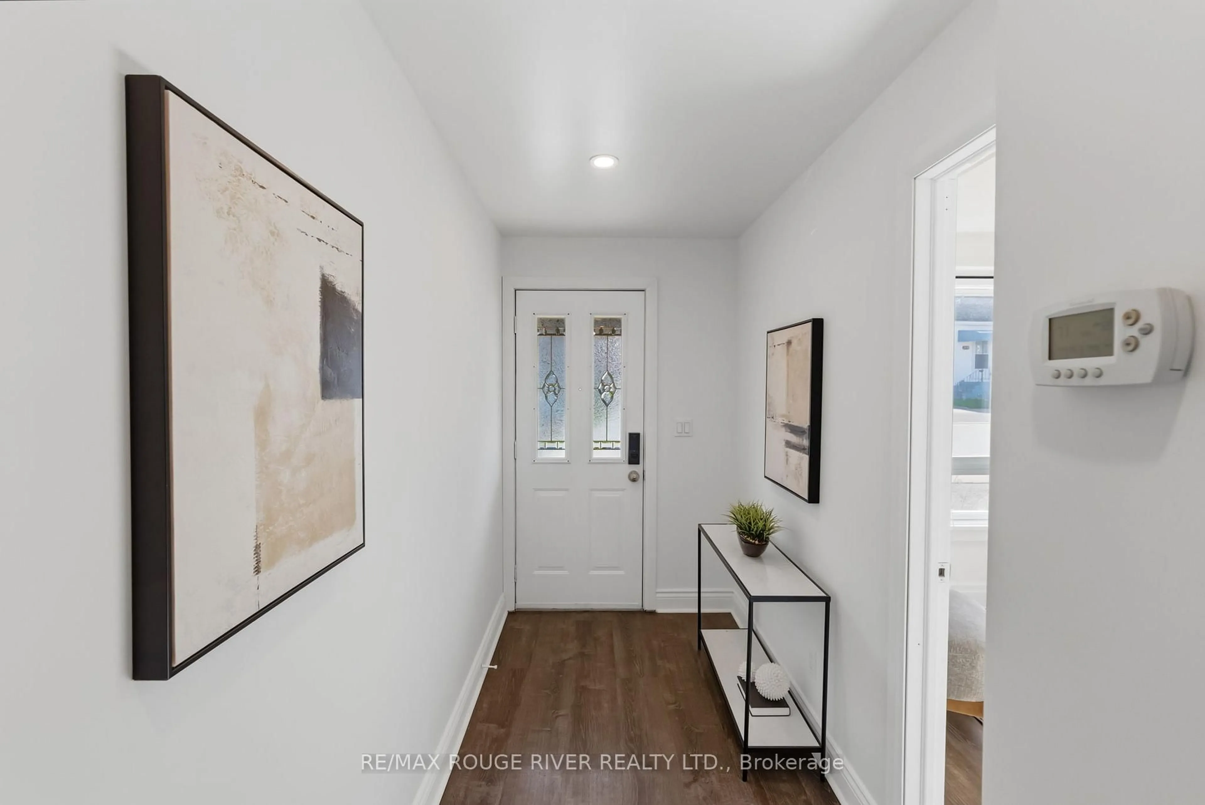 Indoor entryway for 163 Nassau St, Oshawa Ontario L1J 4A6