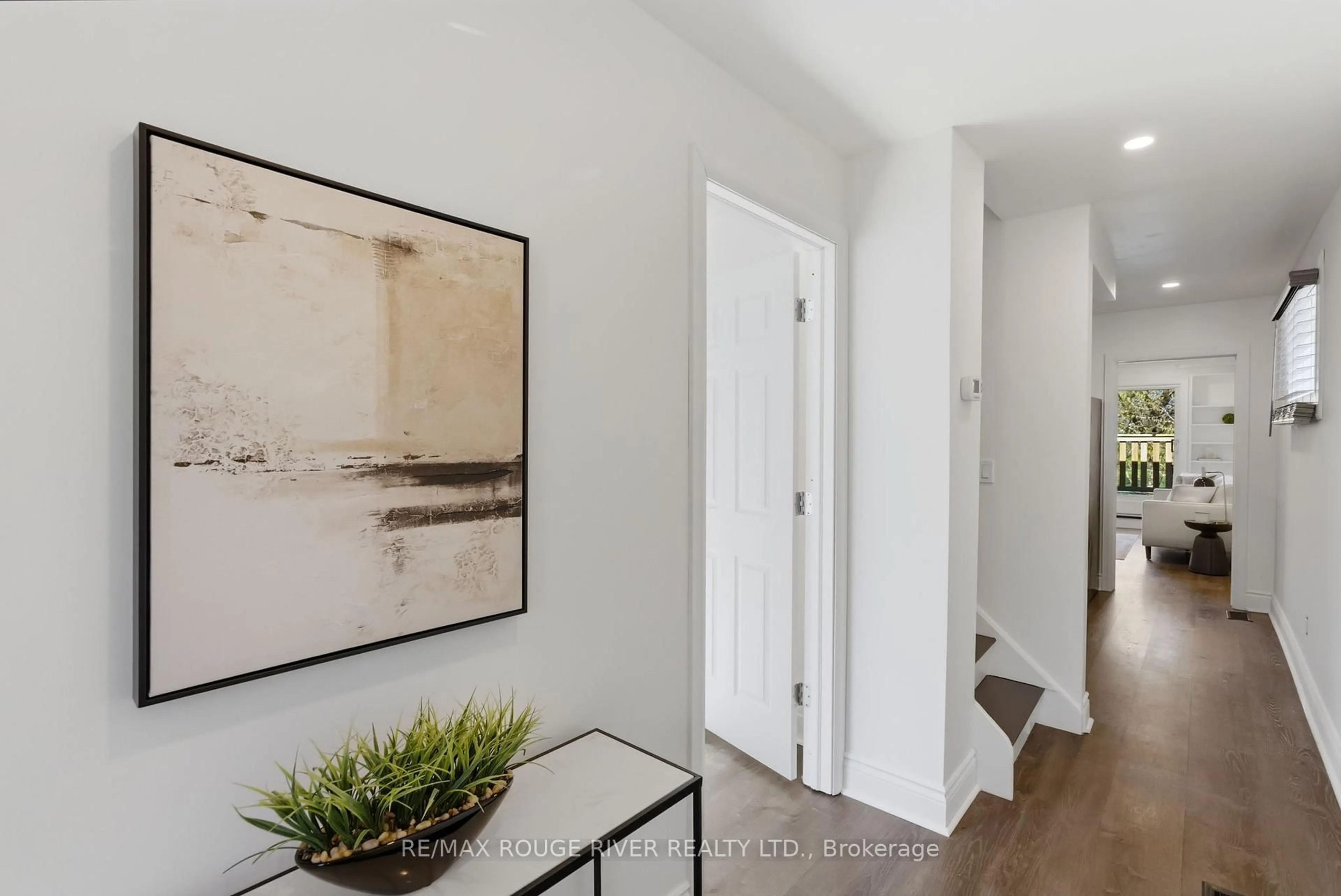 Indoor entryway for 163 Nassau St, Oshawa Ontario L1J 4A6