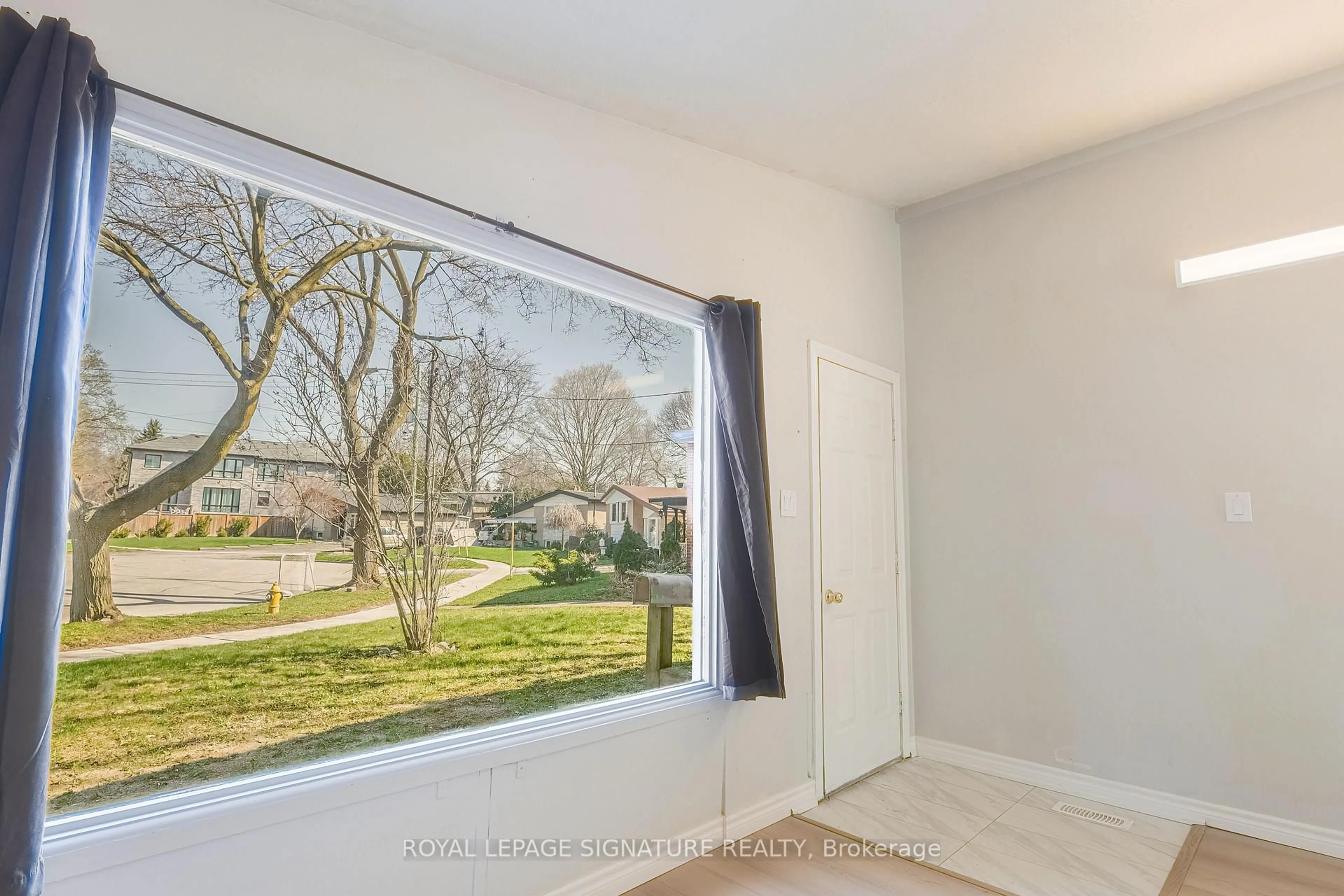 Indoor entryway for 14 Benadair Crt, Toronto Ontario M1H 1K5