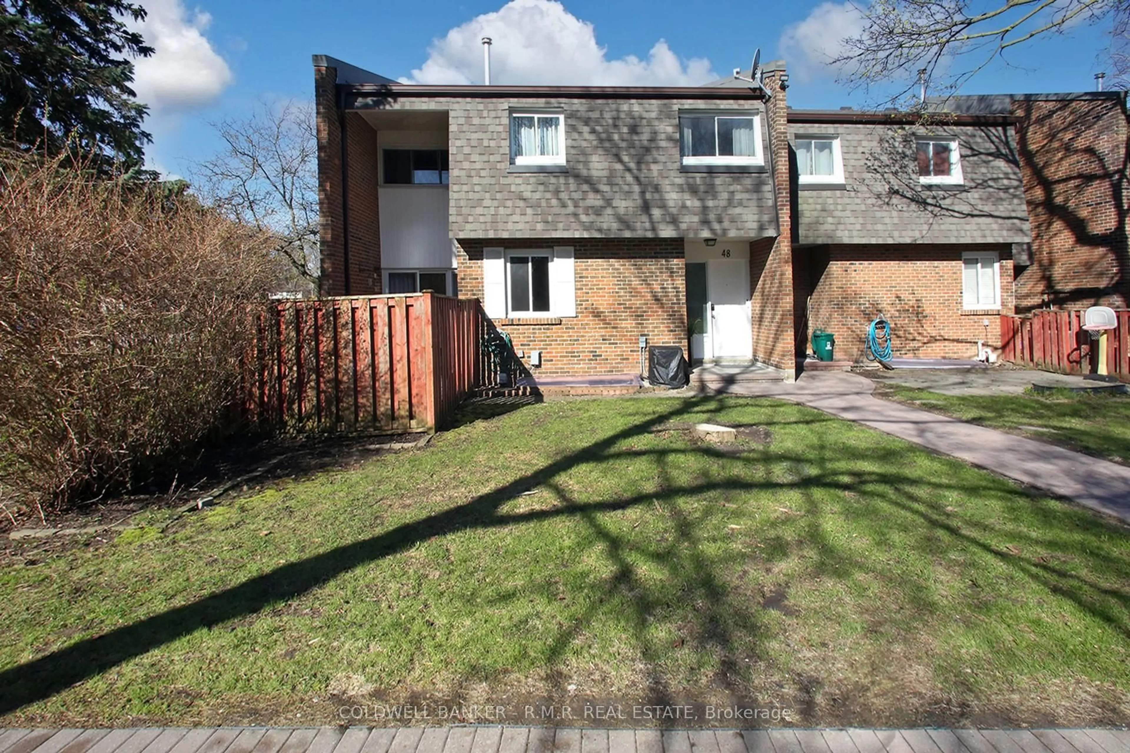 A pic from outside/outdoor area/front of a property/back of a property/a pic from drone, street for 109 Dovedale Dr #48, Whitby Ontario L1N 1Z7