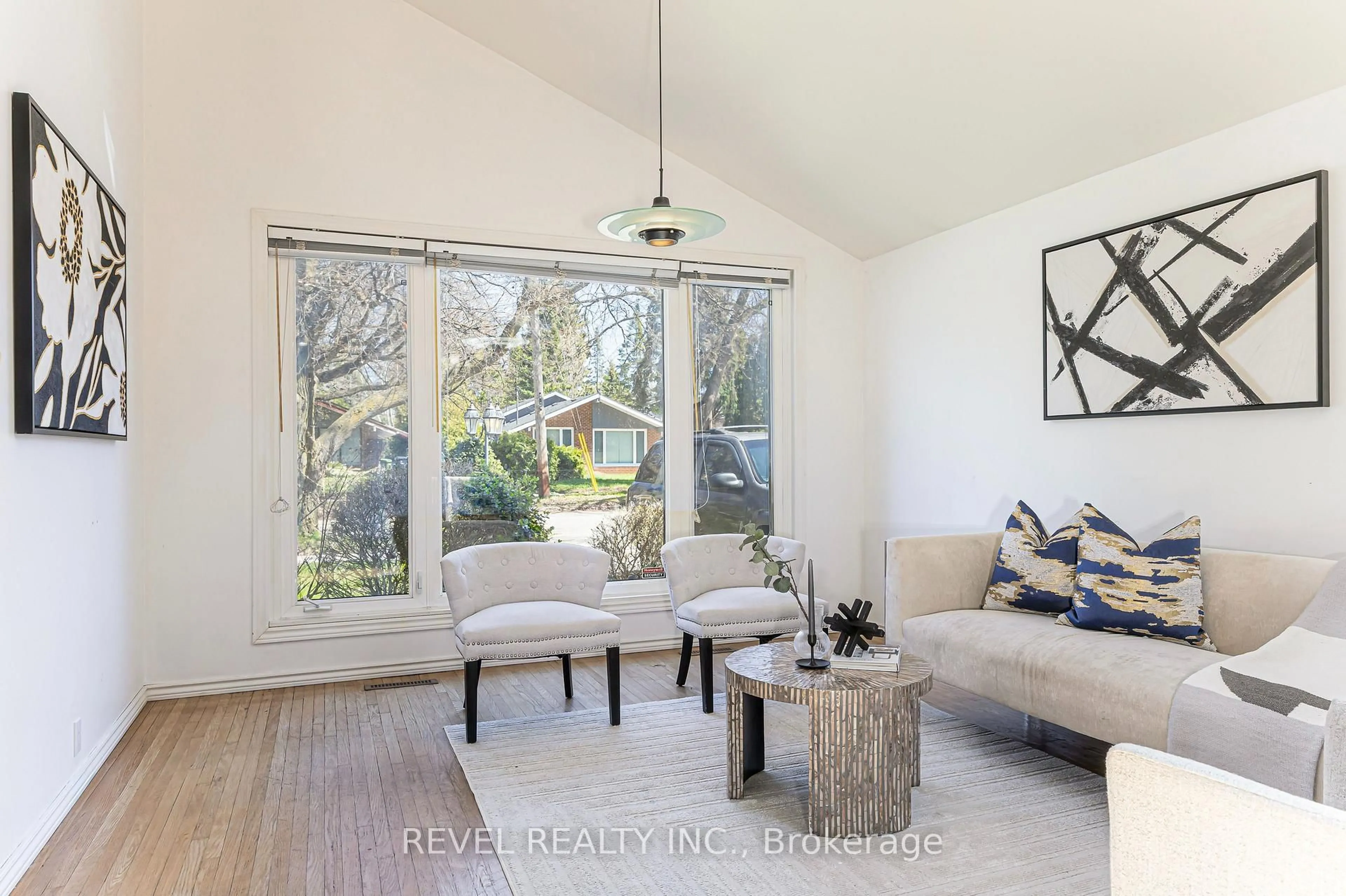 Living room with furniture, wood/laminate floor for 4 Oakley Blvd, Toronto Ontario M1P 3P2