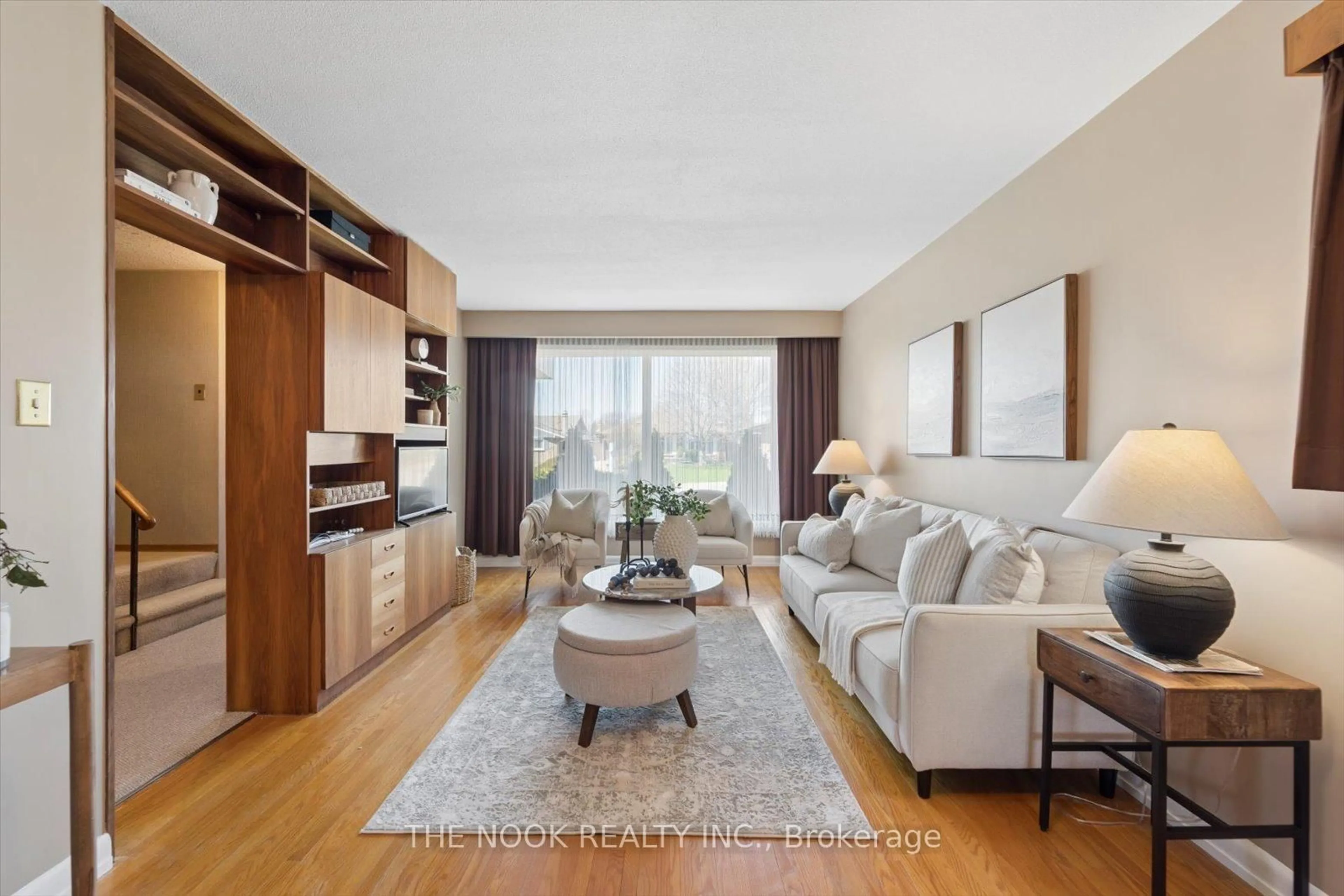 Living room with furniture, unknown for 645 Annapolis Ave, Oshawa Ontario L1J 2Z3