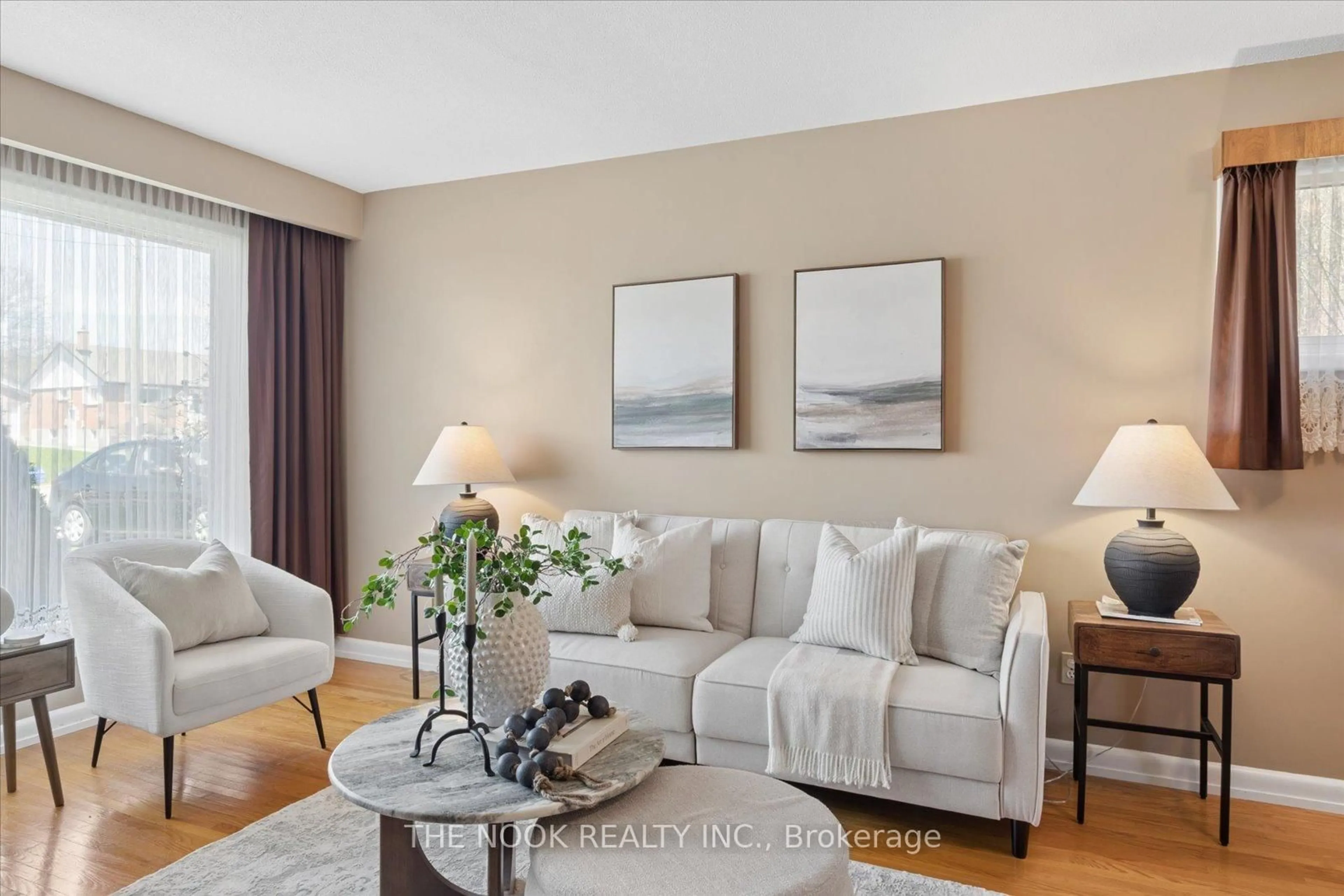 Living room with furniture, unknown for 645 Annapolis Ave, Oshawa Ontario L1J 2Z3