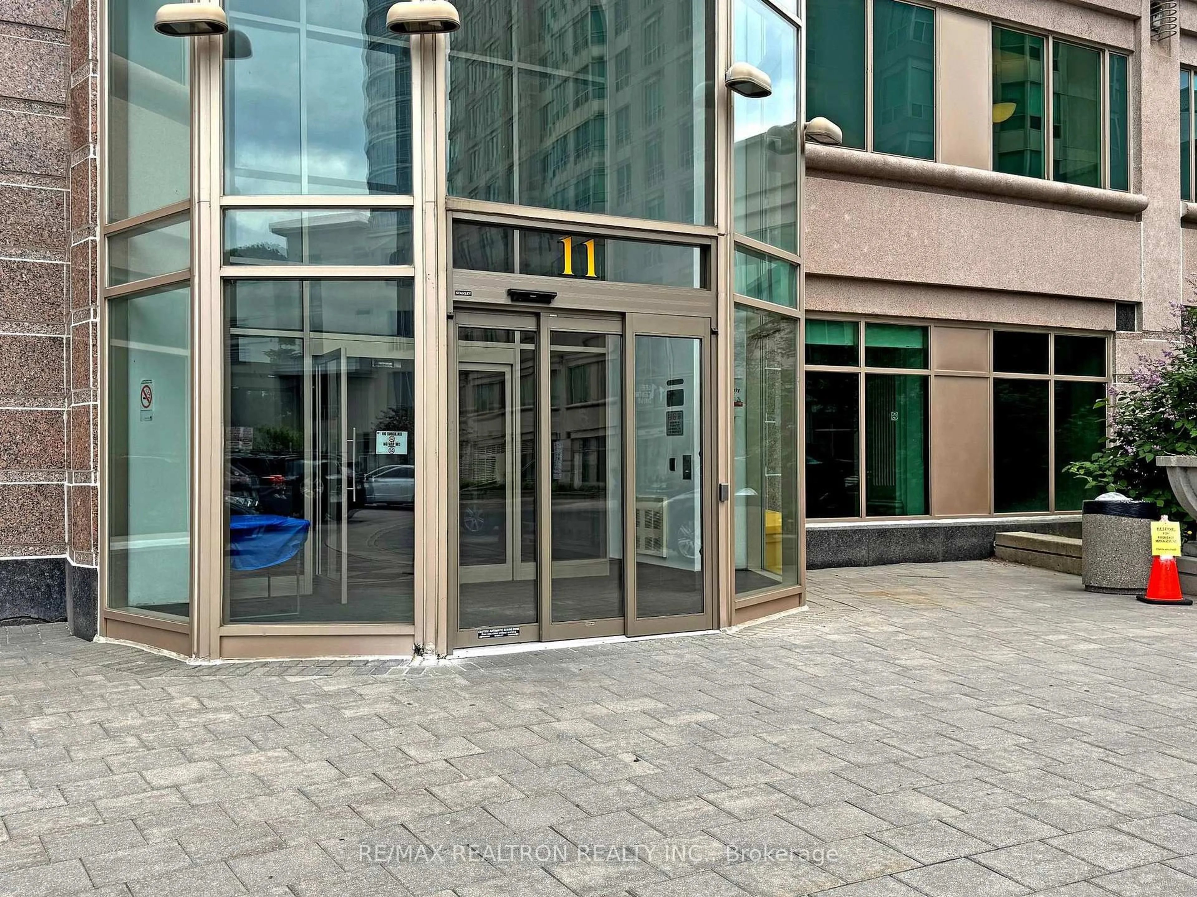 Indoor foyer for 11 Lee Centre Dr #602, Toronto Ontario M1H 3J5