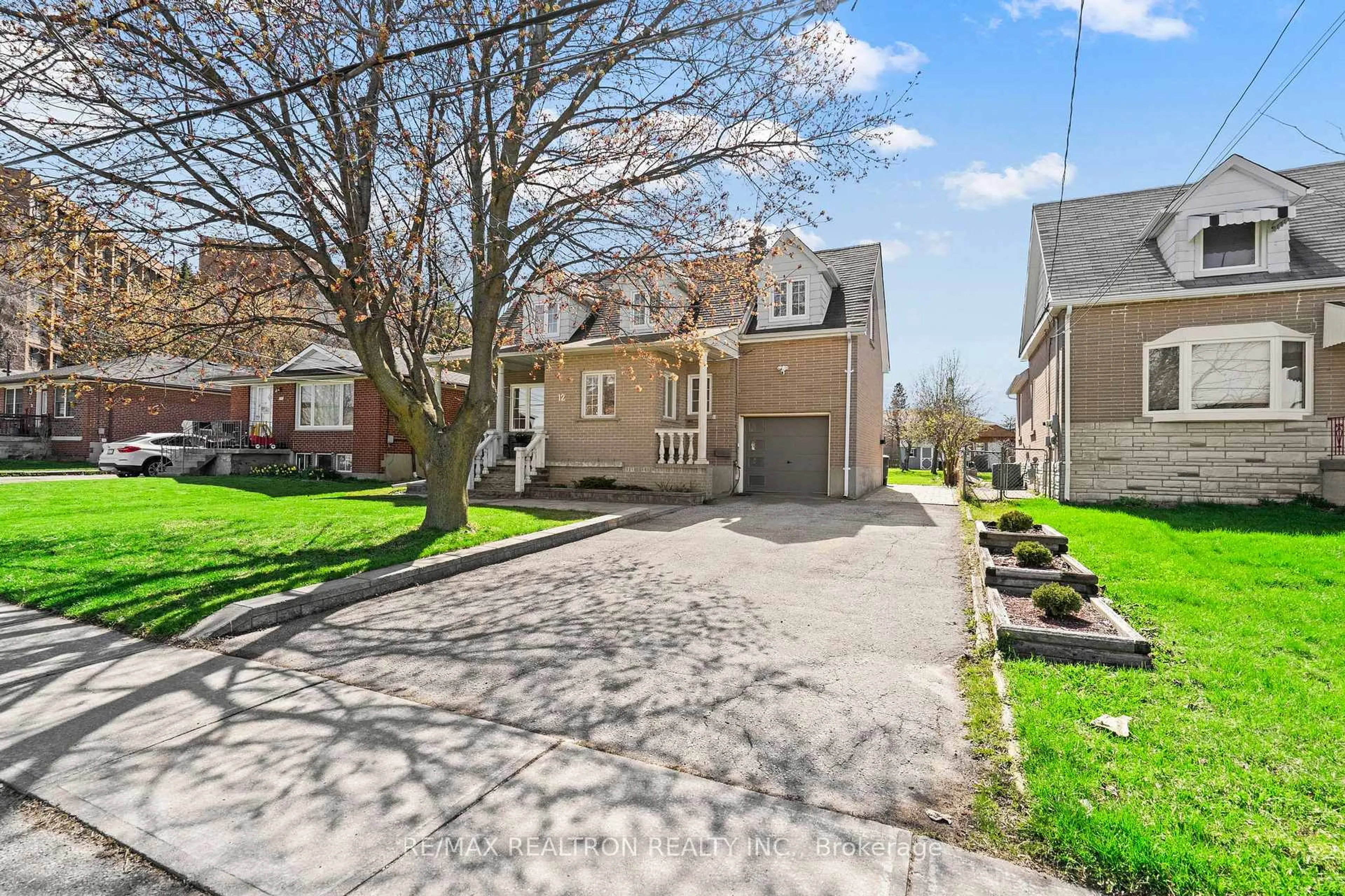 A pic from outside/outdoor area/front of a property/back of a property/a pic from drone, street for 12 Gooderham Dr, Toronto Ontario M1R 3G5