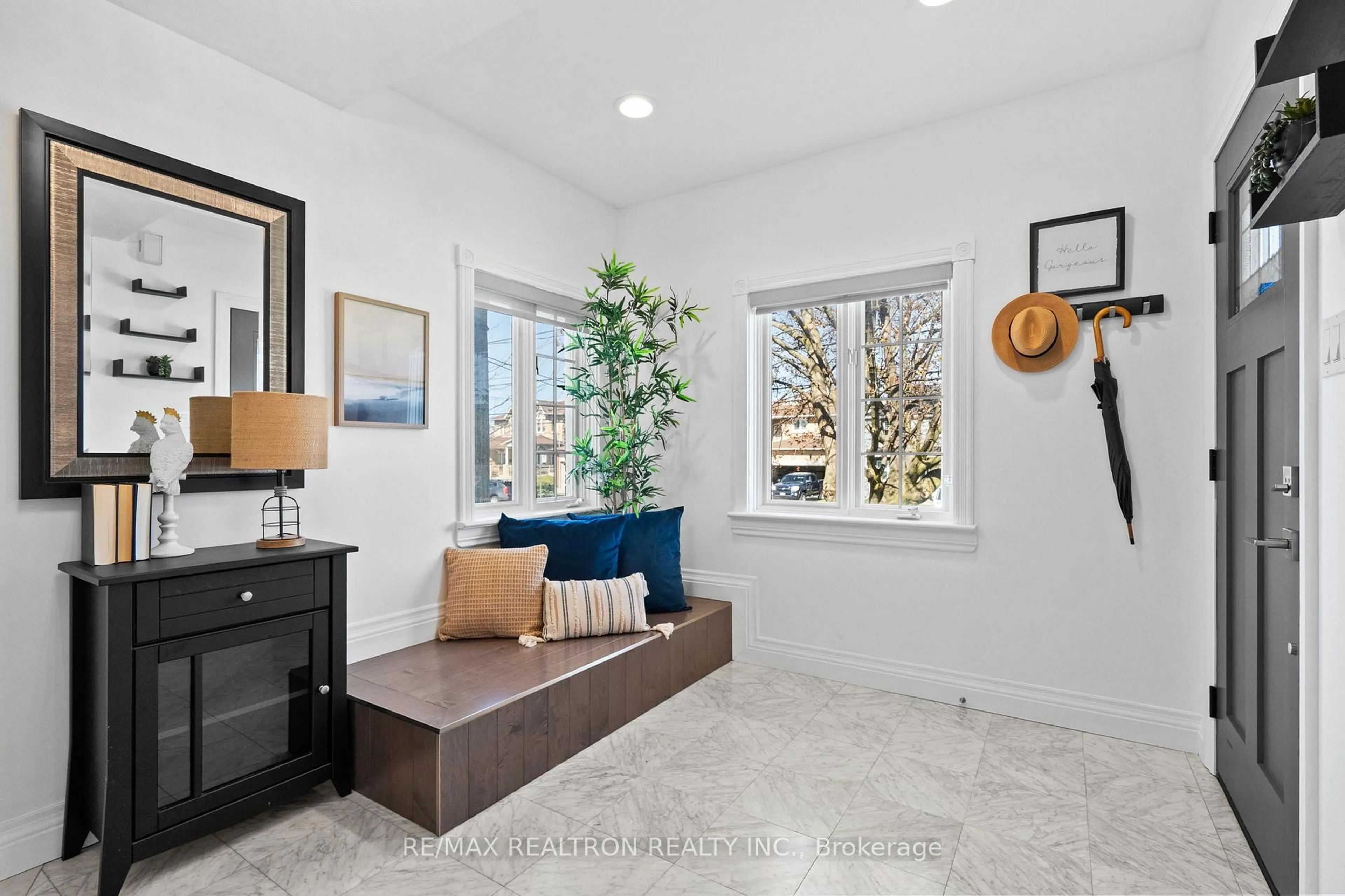 Indoor entryway for 12 Gooderham Dr, Toronto Ontario M1R 3G5