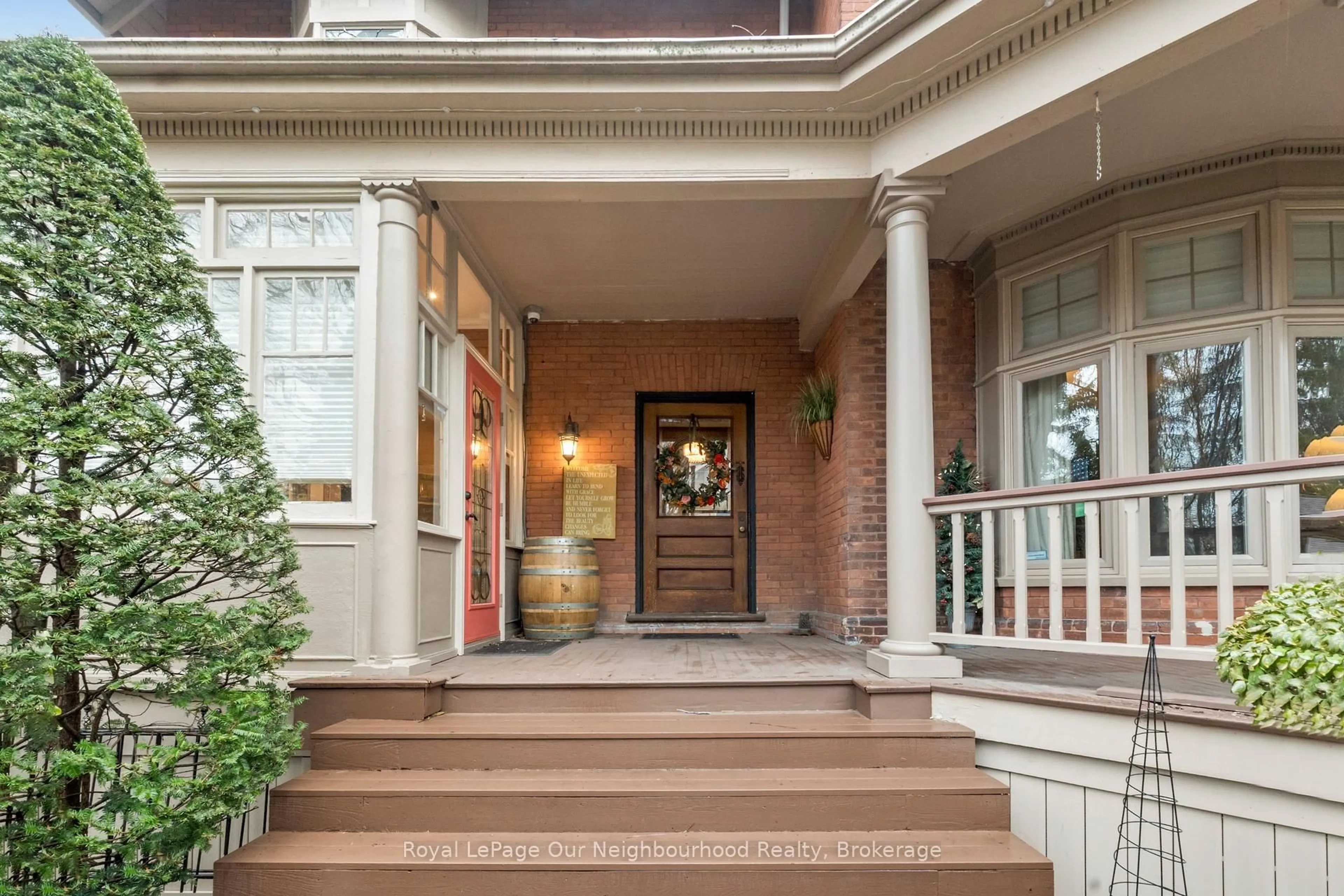 Indoor entryway for 305 Trent St, Whitby Ontario L1N 1M3