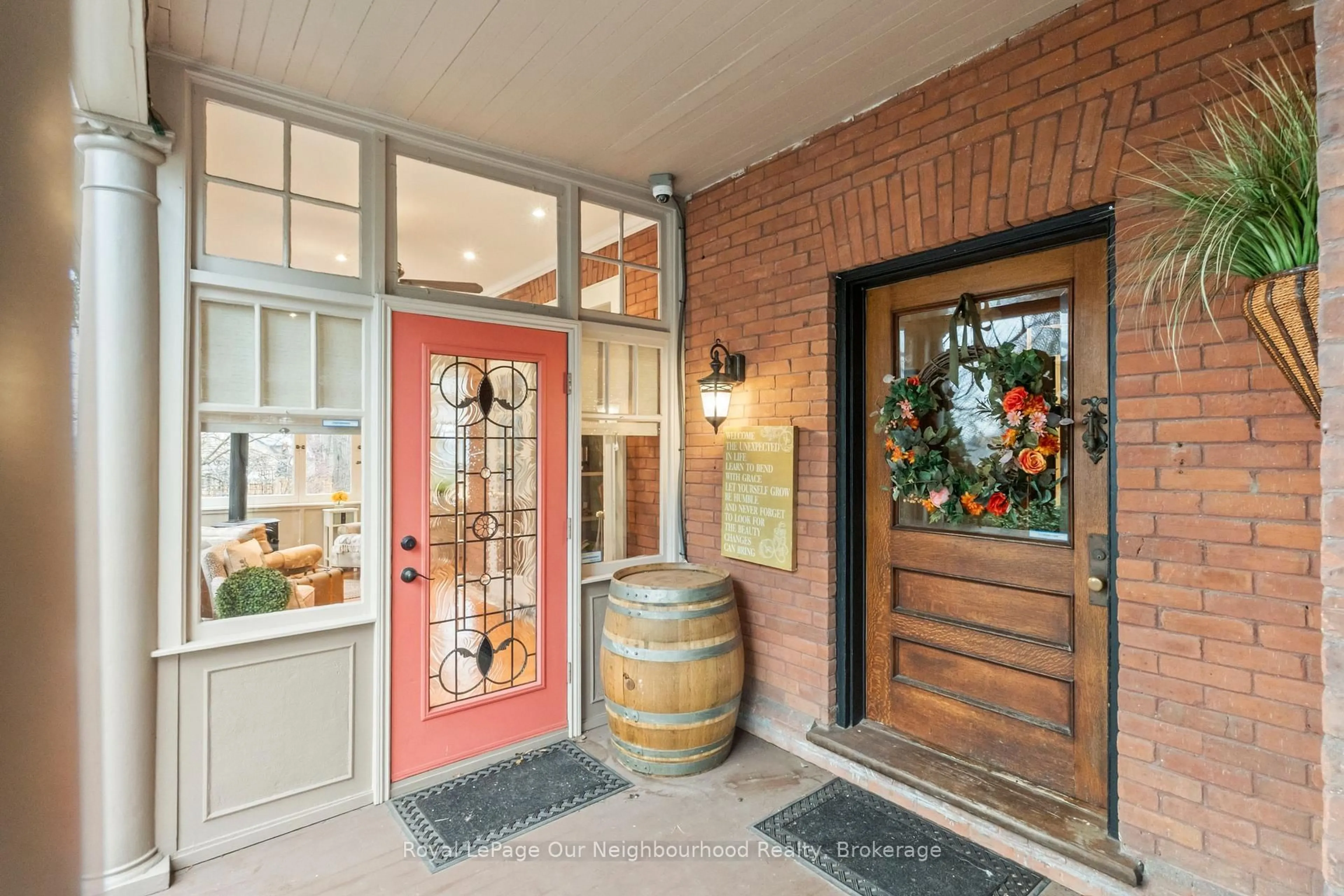 Indoor entryway for 305 Trent St, Whitby Ontario L1N 1M3
