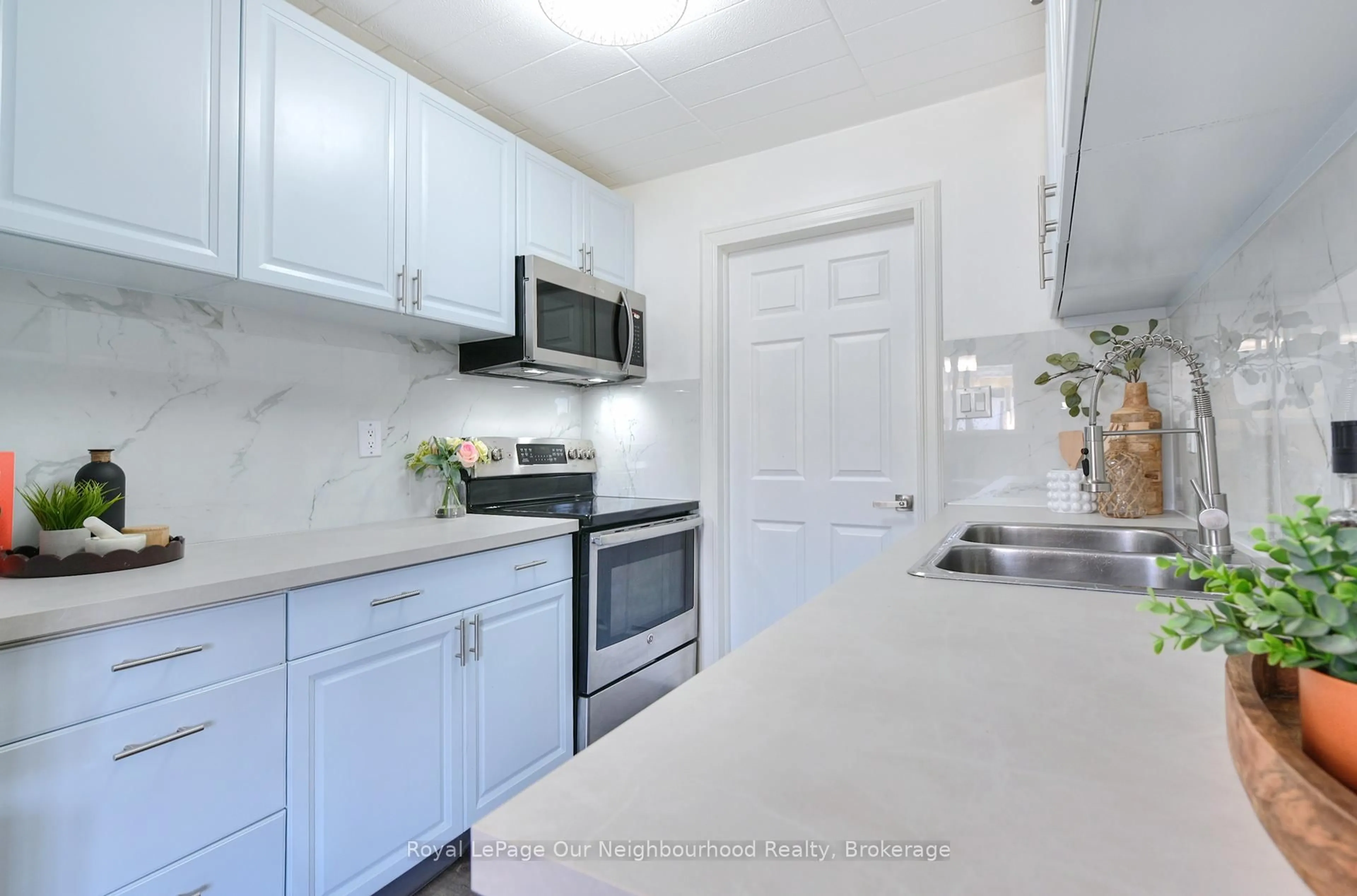 Standard kitchen, ceramic/tile floor for 540 Mary St #2, Whitby Ontario L1N 2R1