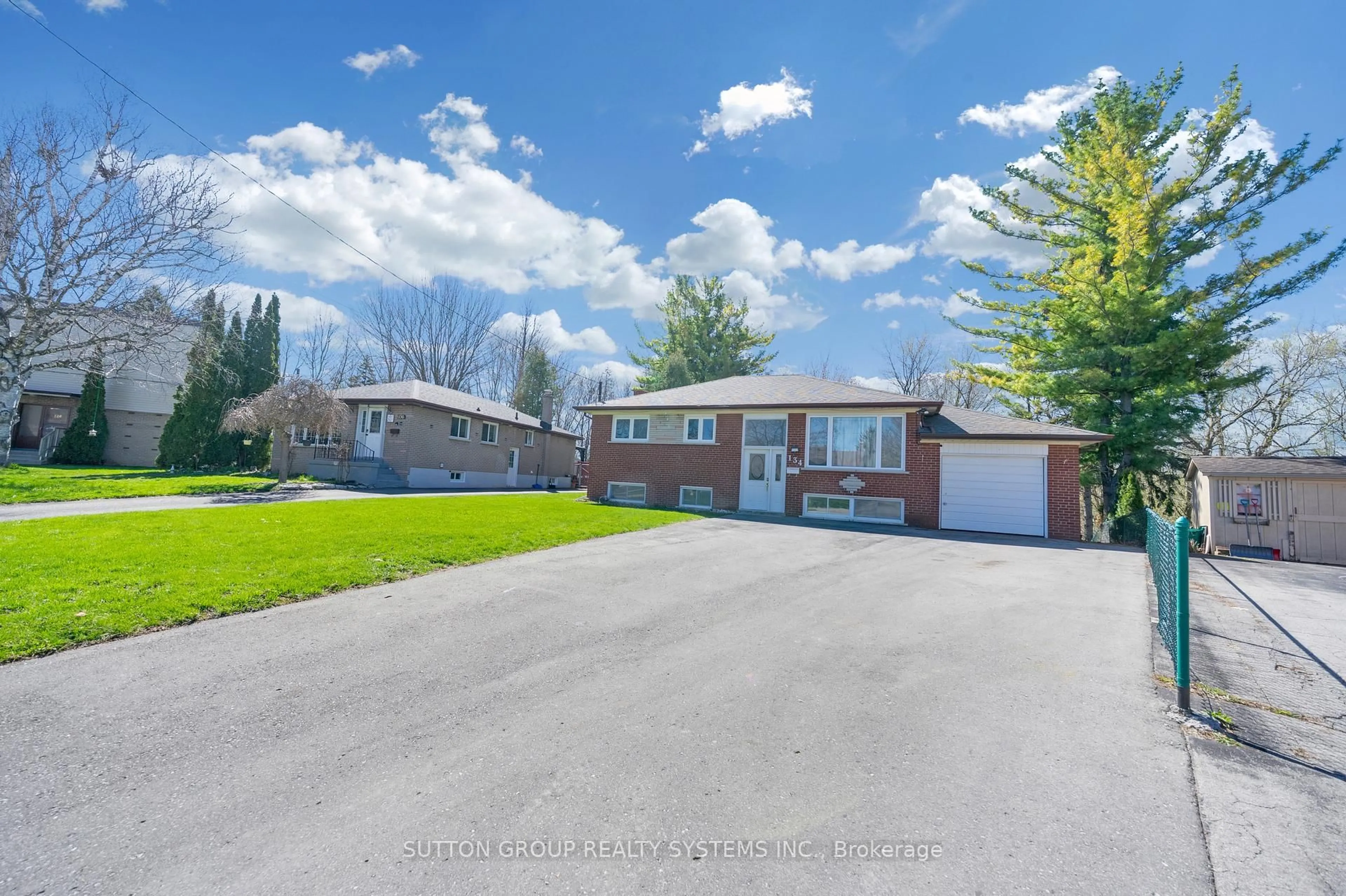 A pic from outside/outdoor area/front of a property/back of a property/a pic from drone, street for 134 Sussex St, Oshawa Ontario L1G 1V9